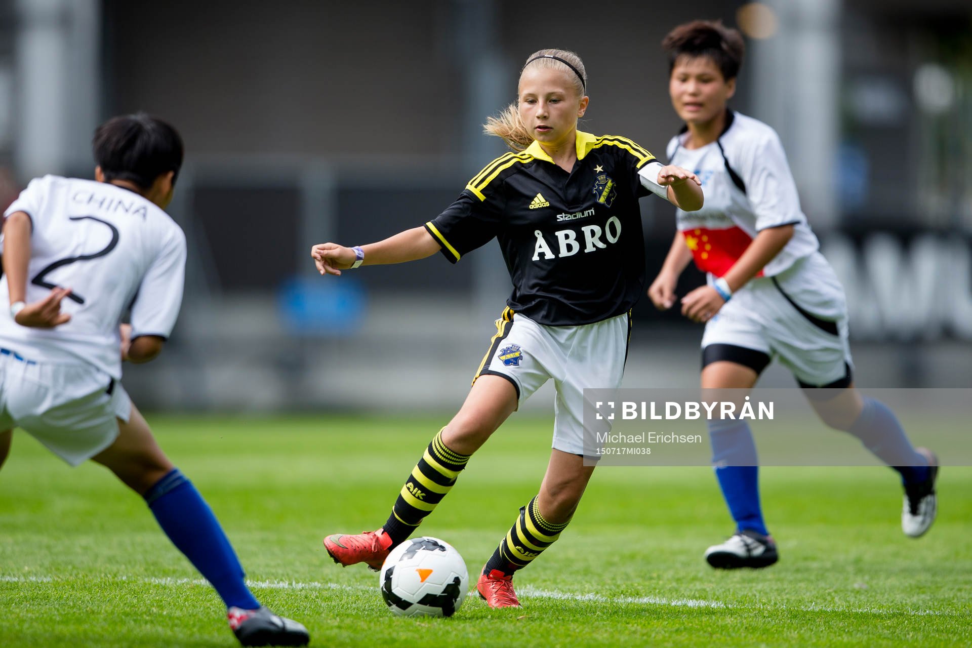 En AIK spelare med bollen i G12-finalen i Gothia Cup mellan