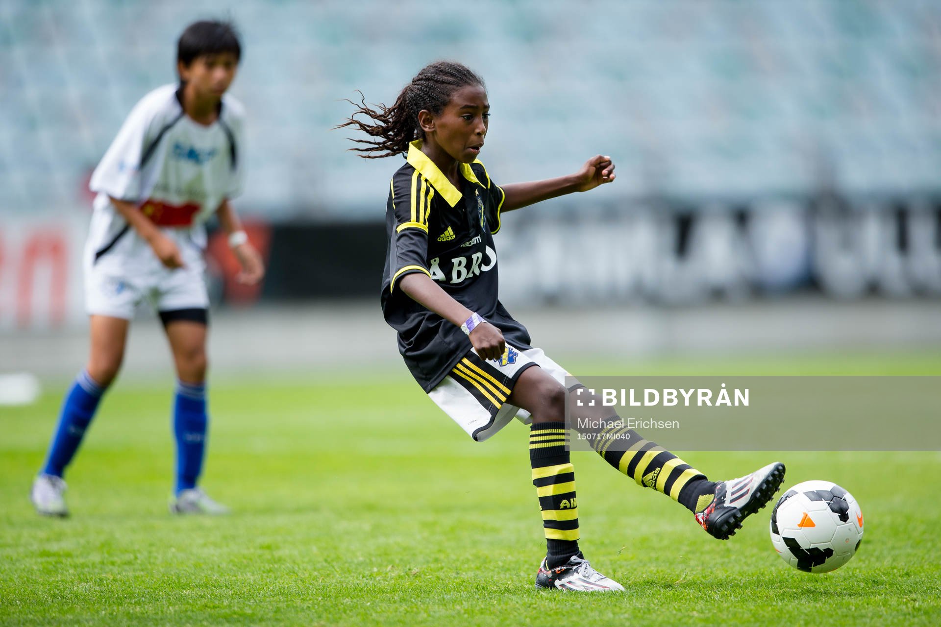En AIK spelare med bollen i G12-finalen i Gothia Cup mellan