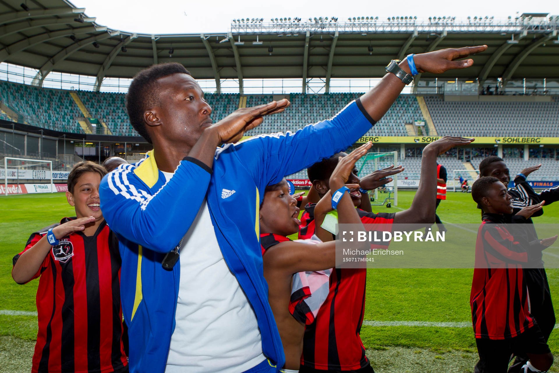 Lizzy Football Club dansar och jublar