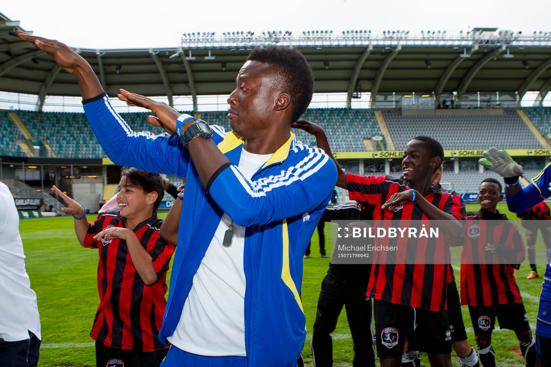 Lizzy Football Club dansar och jublar