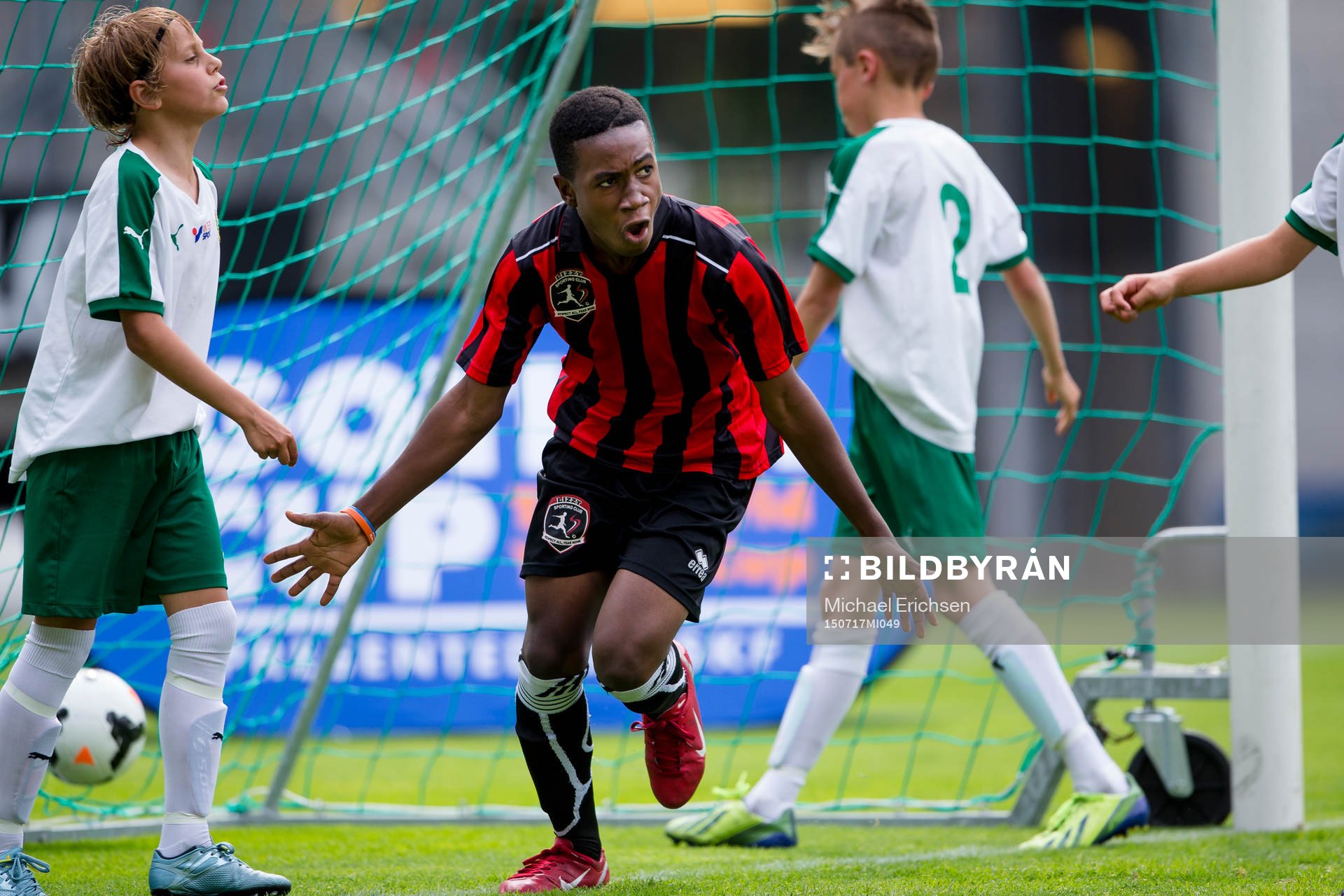 En spelare i Lizzy Football Club jublar
