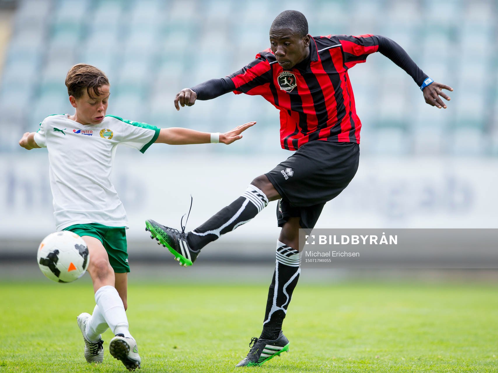 En spelare i Lizzy Football Club skjuter ett skott