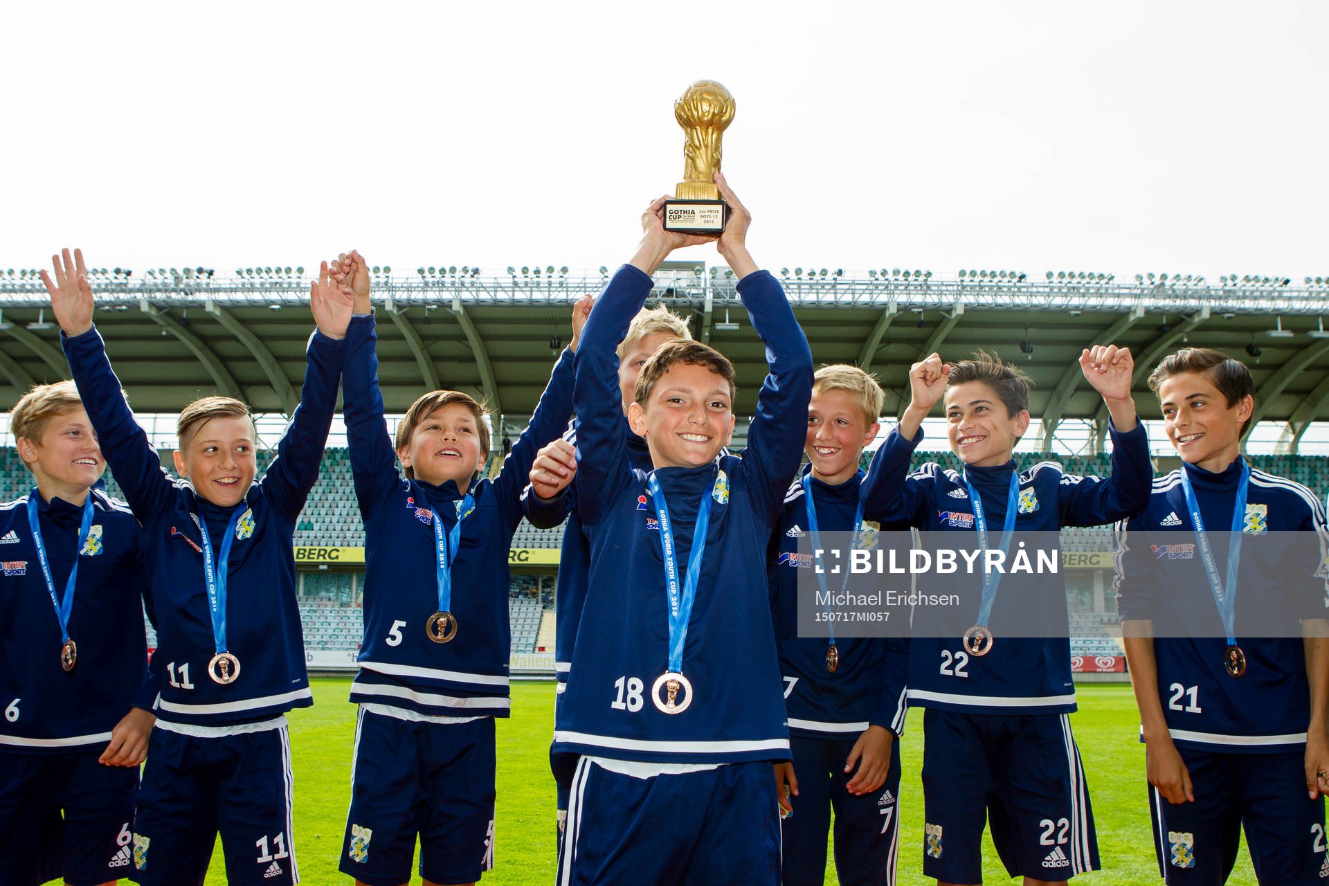 IFK Göteborg med bronsmedaljer och pokal i B12 i Gothia Cup
