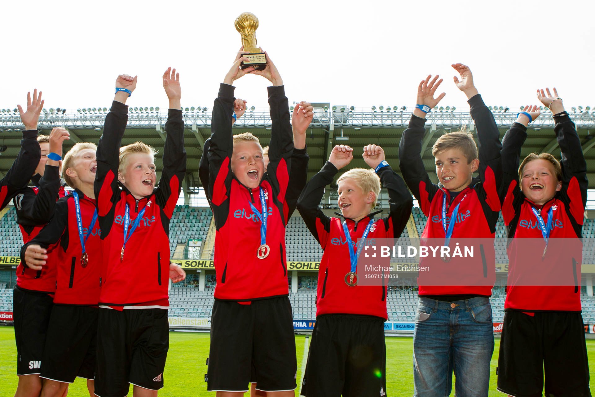 FBK Karlstad med bronsmedaljer och pokal i B12 i Gothia Cup