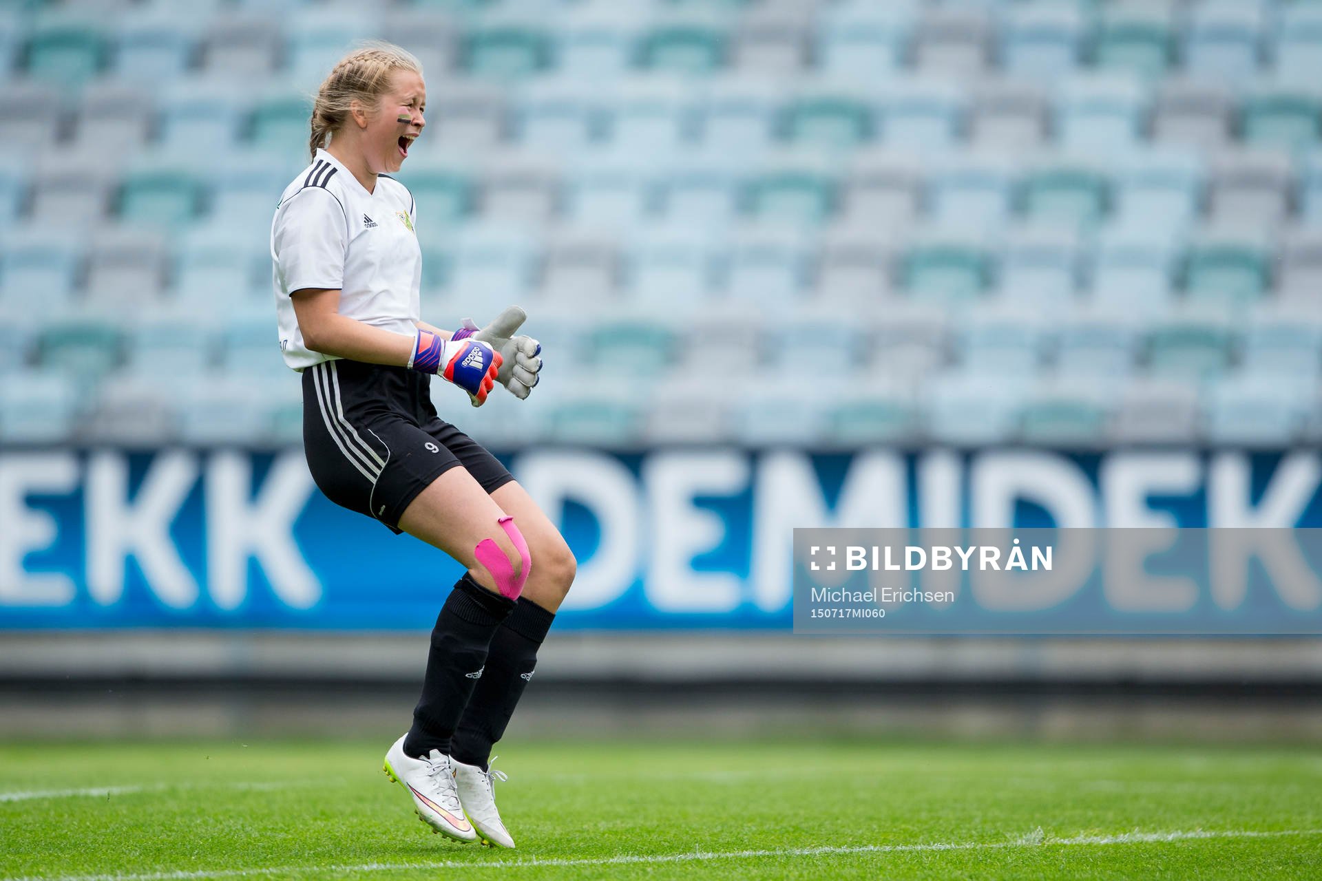 JyPK 02 Uniteds målvakt jublar