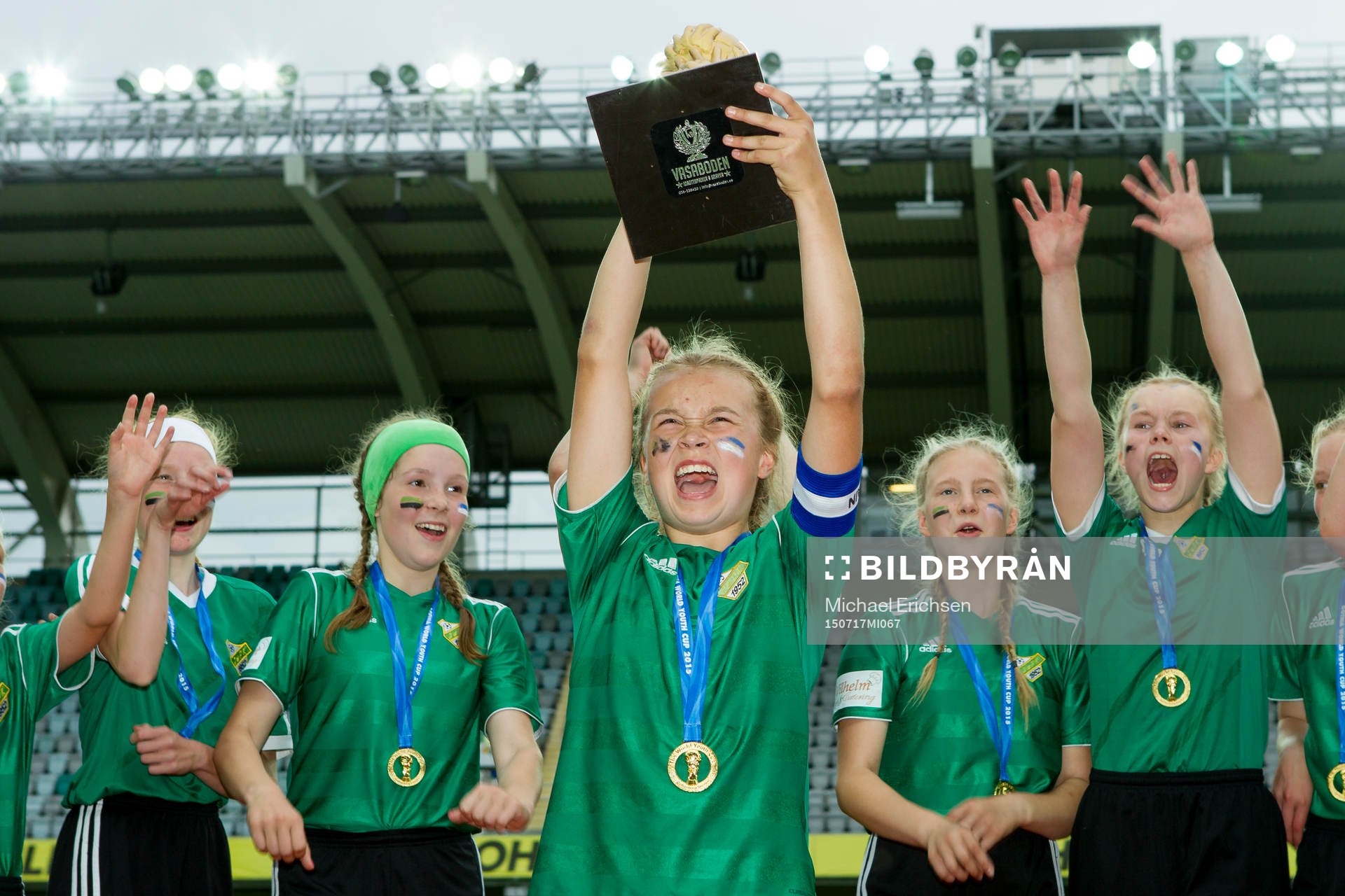 JyPK 02 Uniteds lagkapten lyfter pokalen