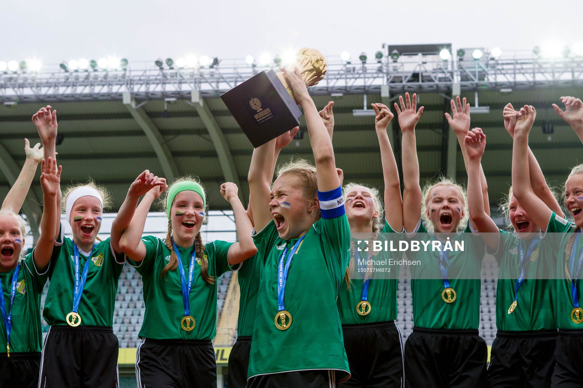JyPK 02 Uniteds lagkapten lyfter pokalen