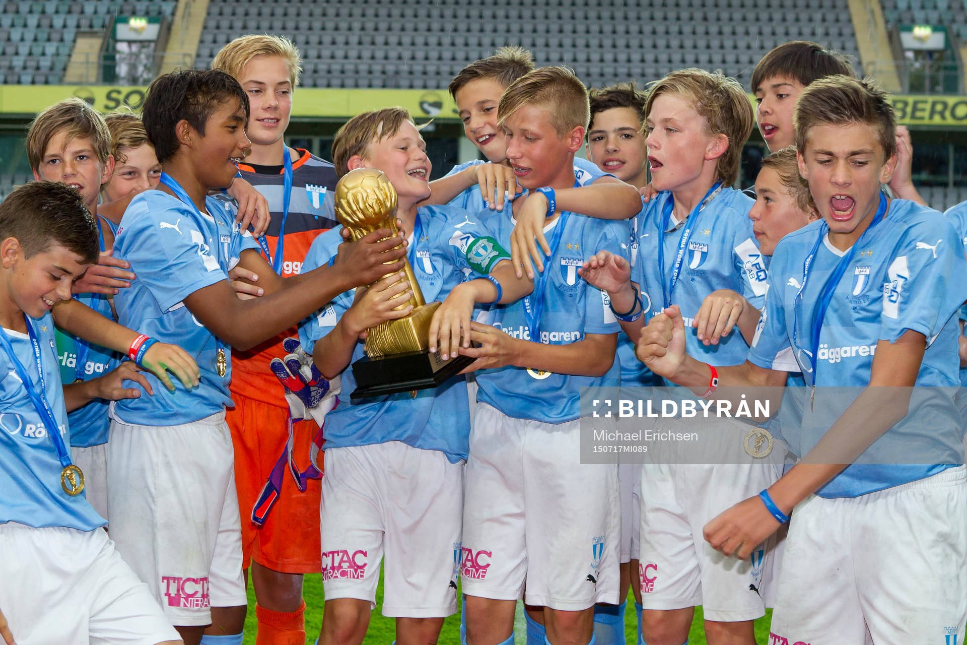 Malmö FF spelare jublar och lyfter pokalen
