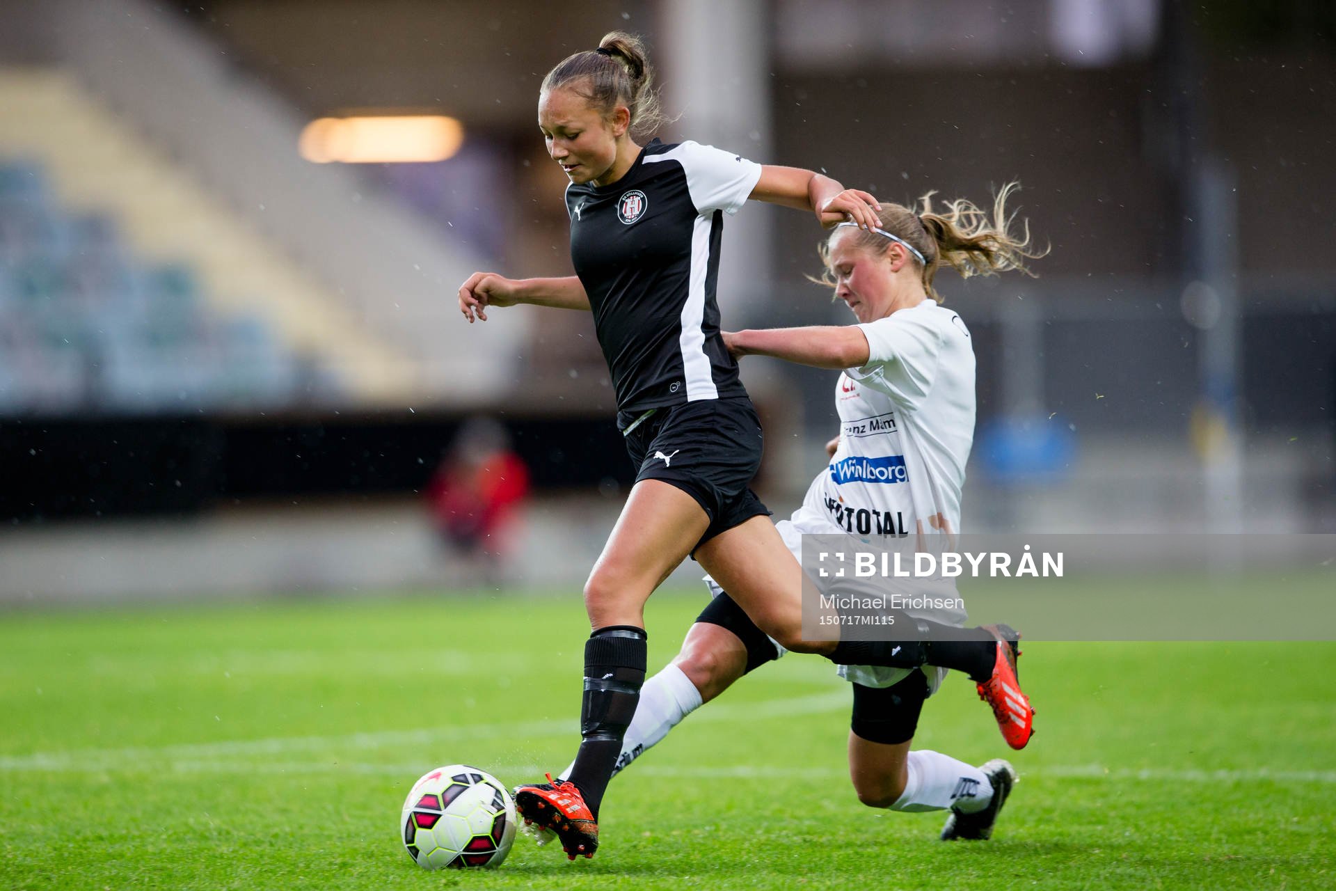 BK Höllviken spelare blir fälld av LB07 spelare