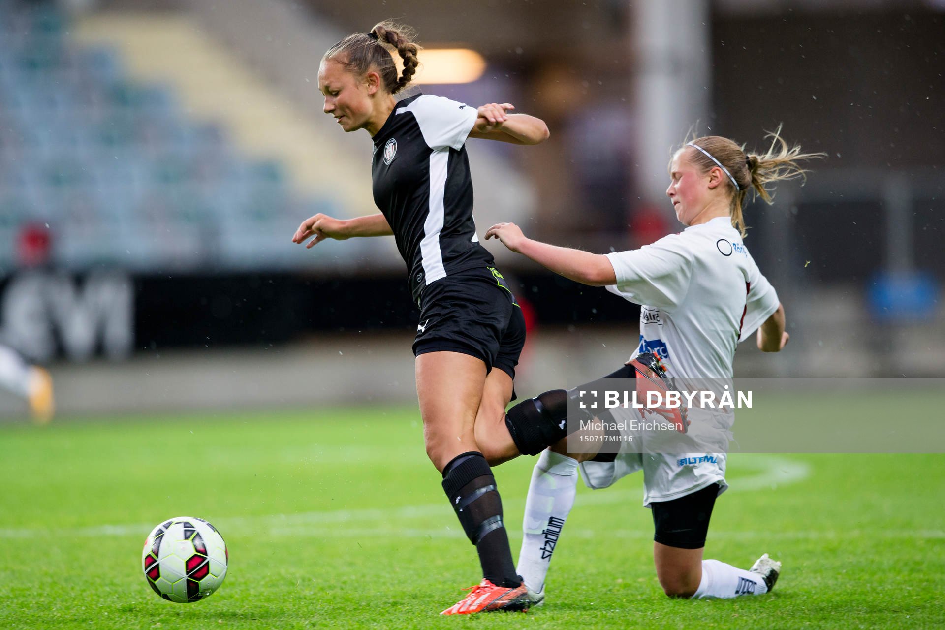 BK Höllviken spelare blir fälld av LB07 spelare