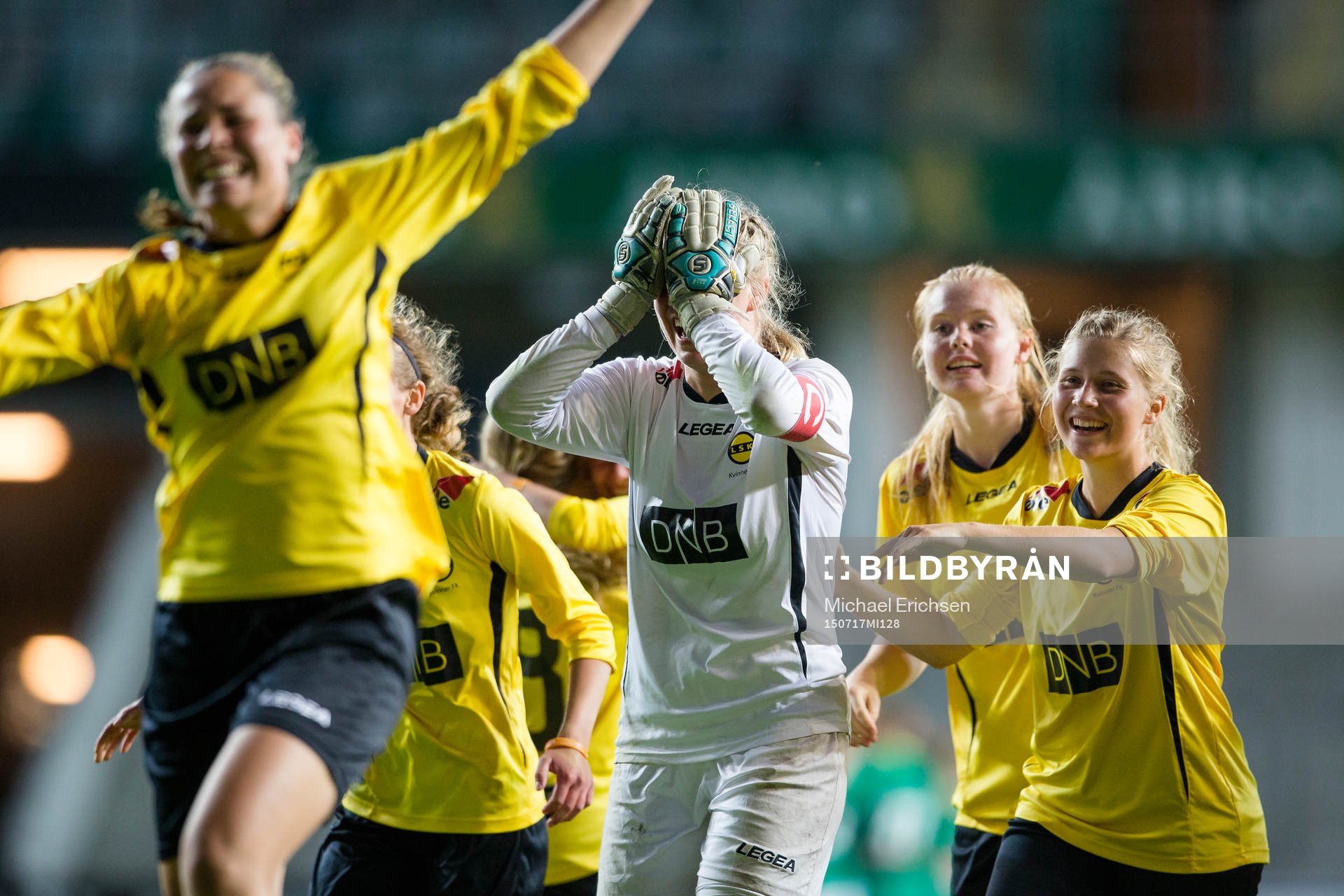 LSK kvinner FK jublar efter att ha vunnit på straffar under G18-finalen i Gothia Cup mellan LSK kvinner FK och Klepp IL den 17 juli 2015 i Göteborg