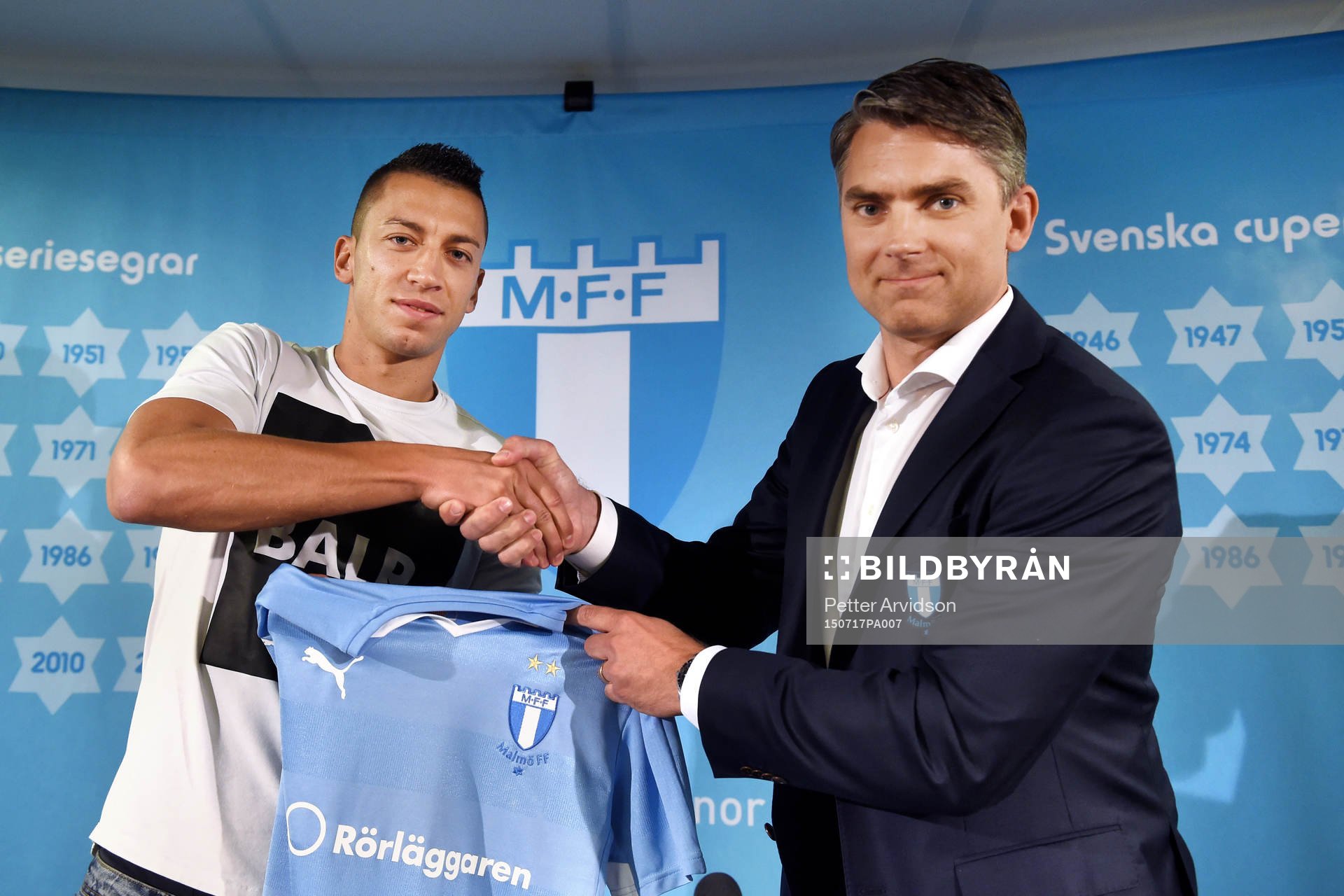 Nikola Djurdjic får sin matchtröja av Malmö FFs VD