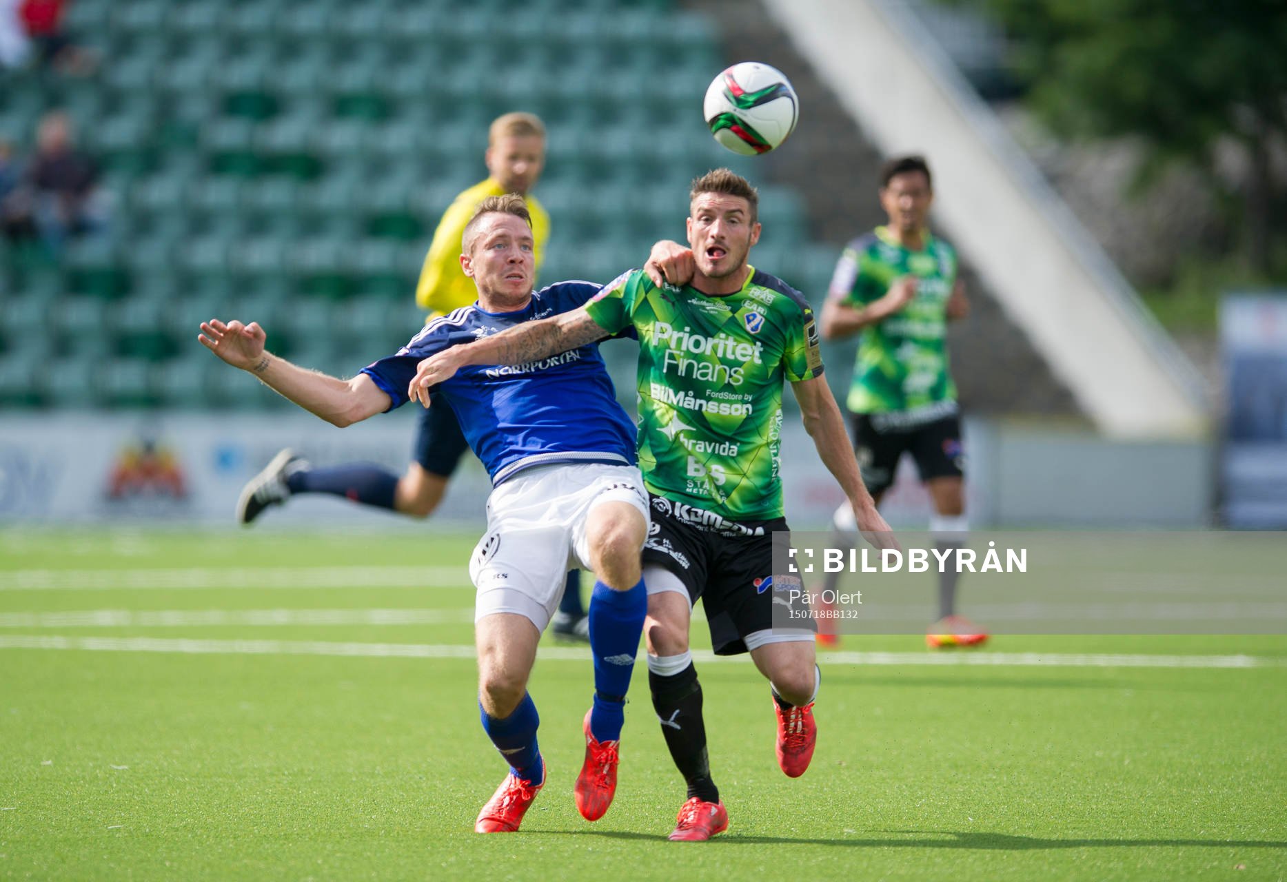 Sundsvalls Jon Gudni Fjoluson i närkamp mot Halmstads