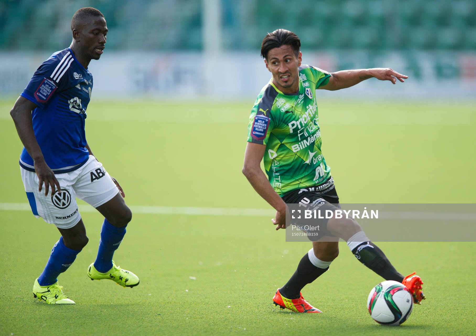 Halmstads Antonio Rojas med boll jagas av Sundsvalls Pa