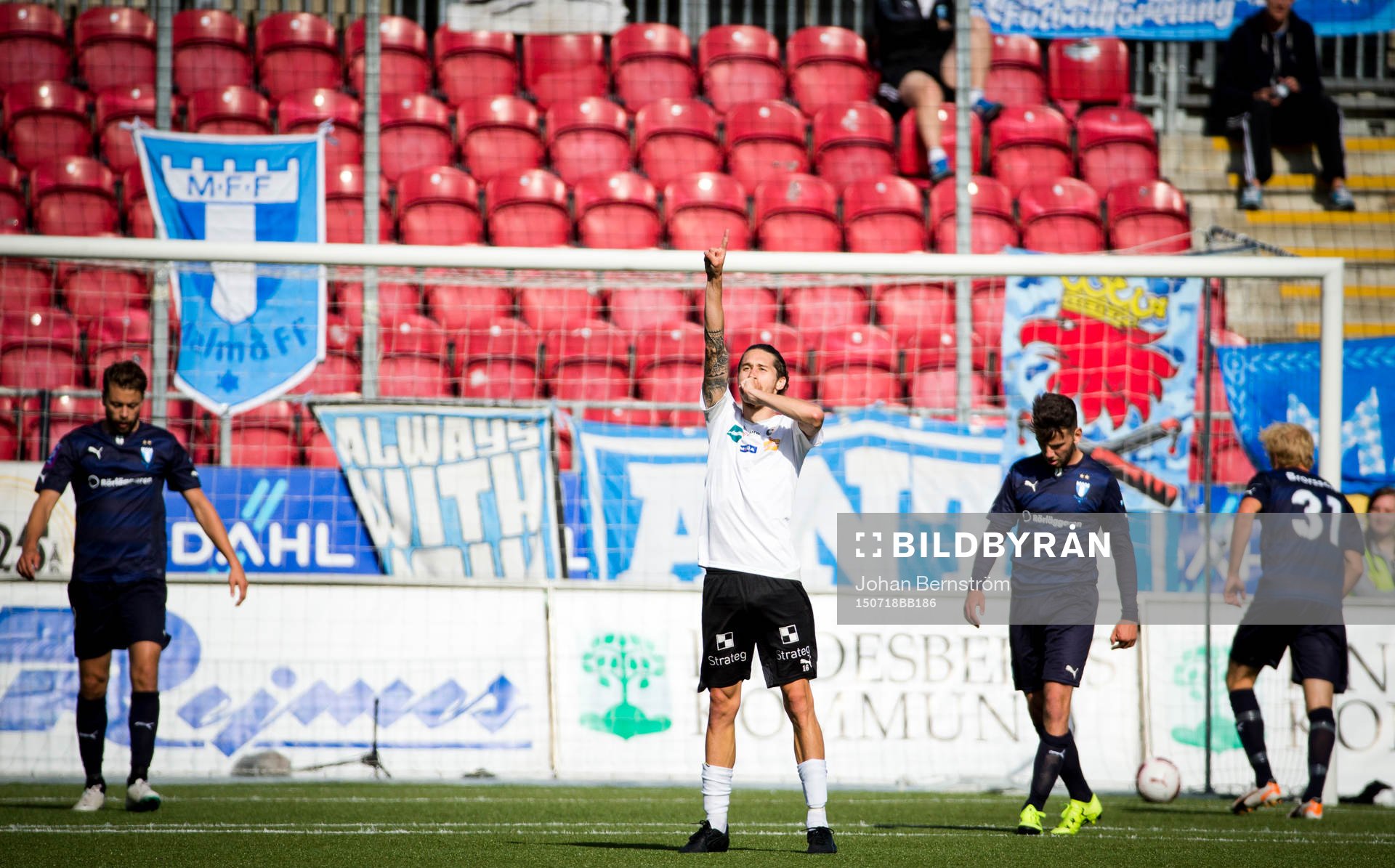 Örebros Daniel Nordmark gör 1-0 och jublar