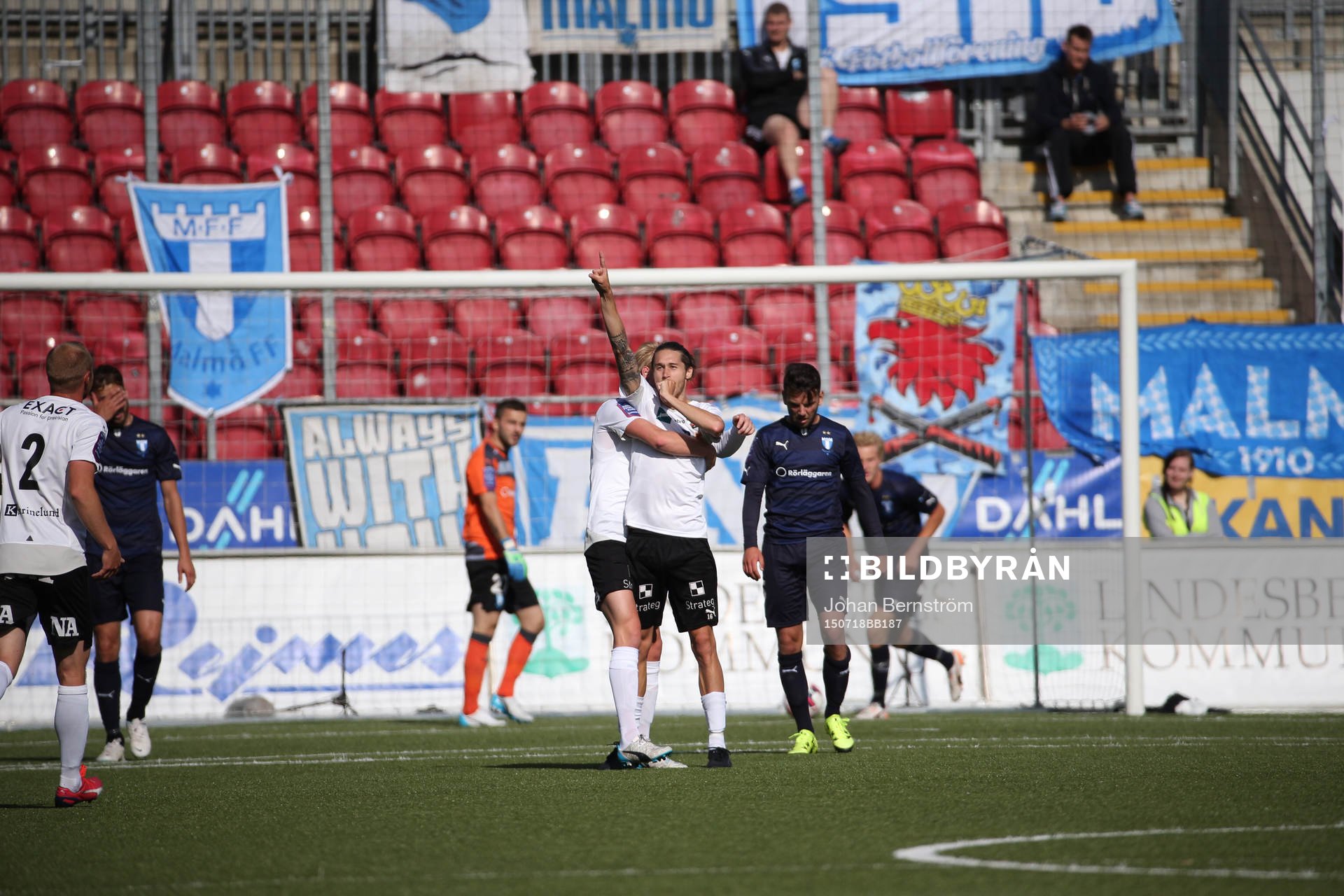 Örebros Daniel Nordmark gör 1-0 och jublar