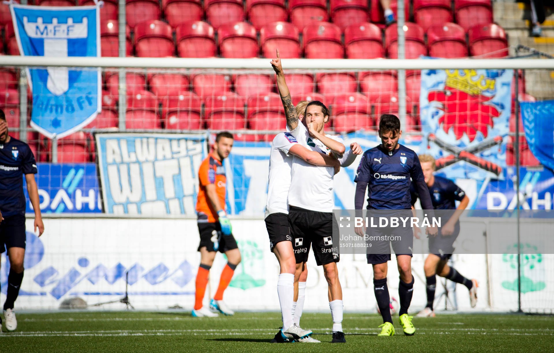 Örebros Daniel Nordmark gör 1-0 och jublar