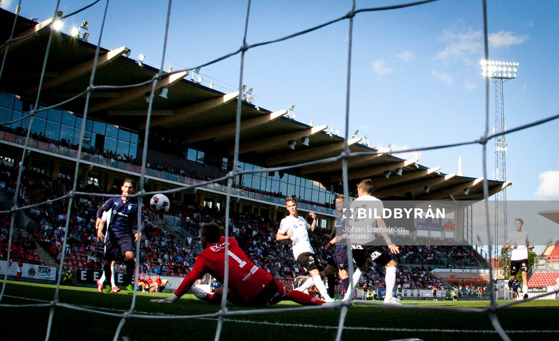 Malmö FFs Markus Rosenberg gör 1-1 på Örebros målvakt