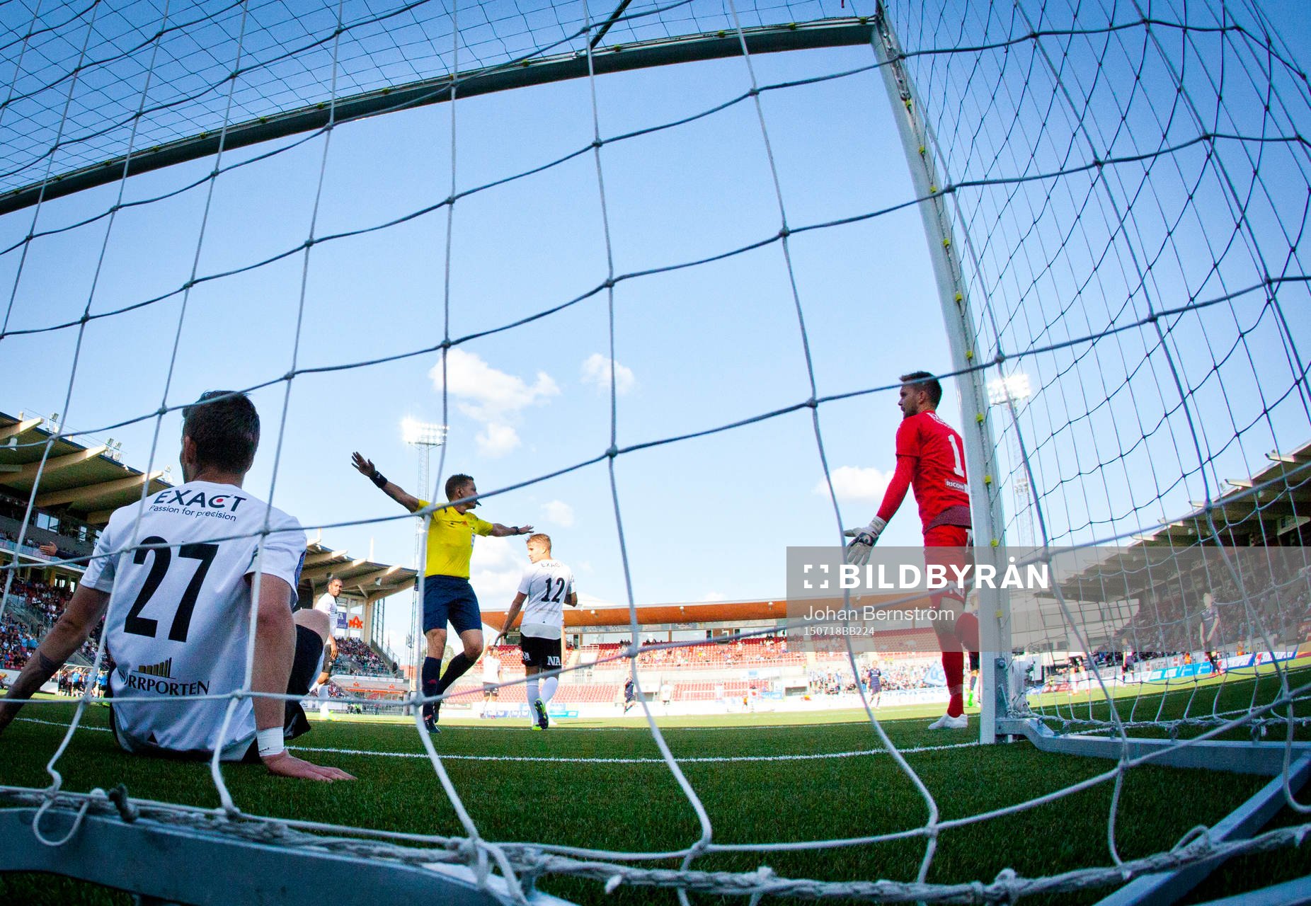 Domaren dömer bort Malmös 1-2 mål som Markus Rosenberg