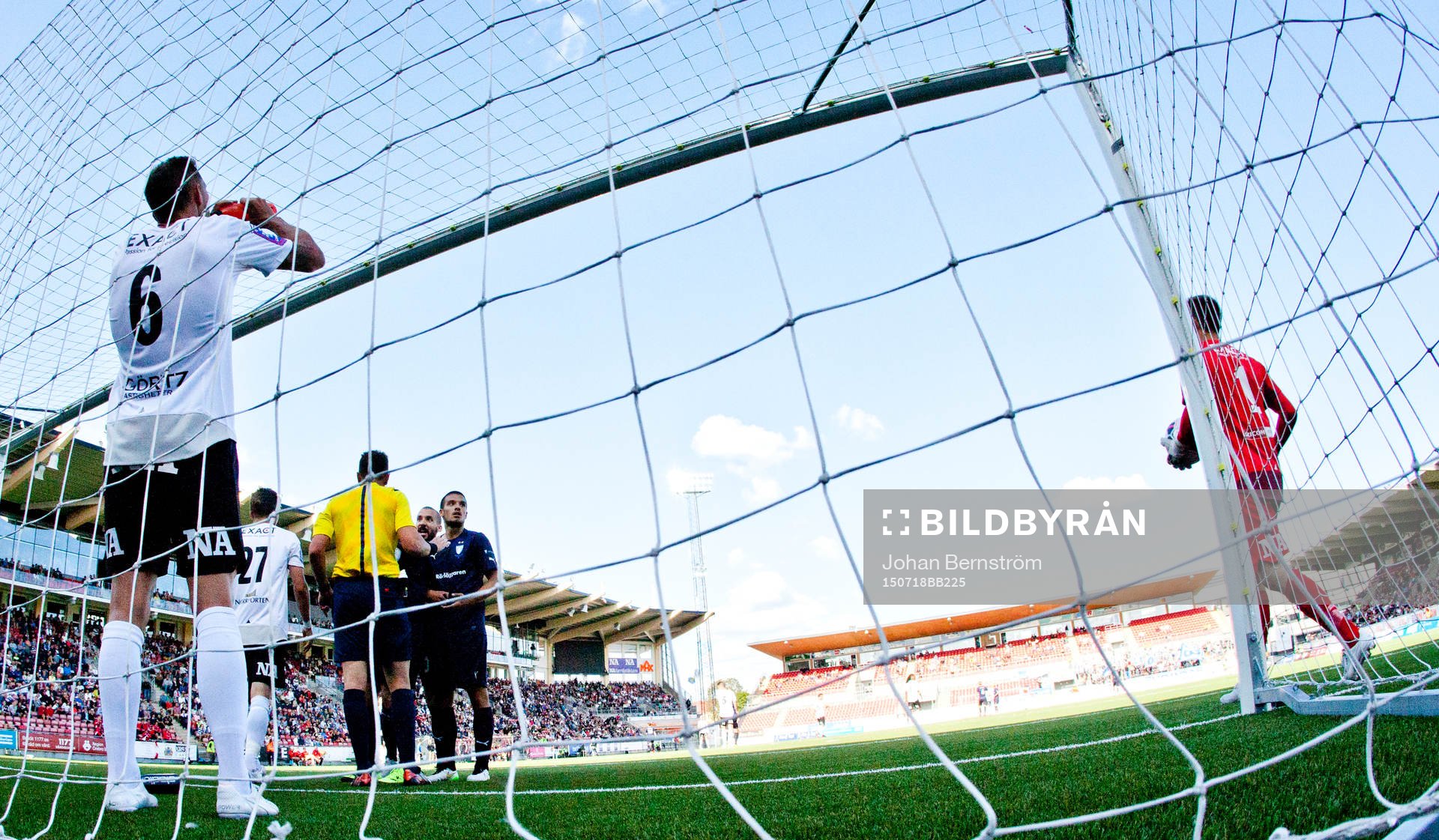 Domaren dömer bort Malmös 1-2 mål som Markus Rosenberg