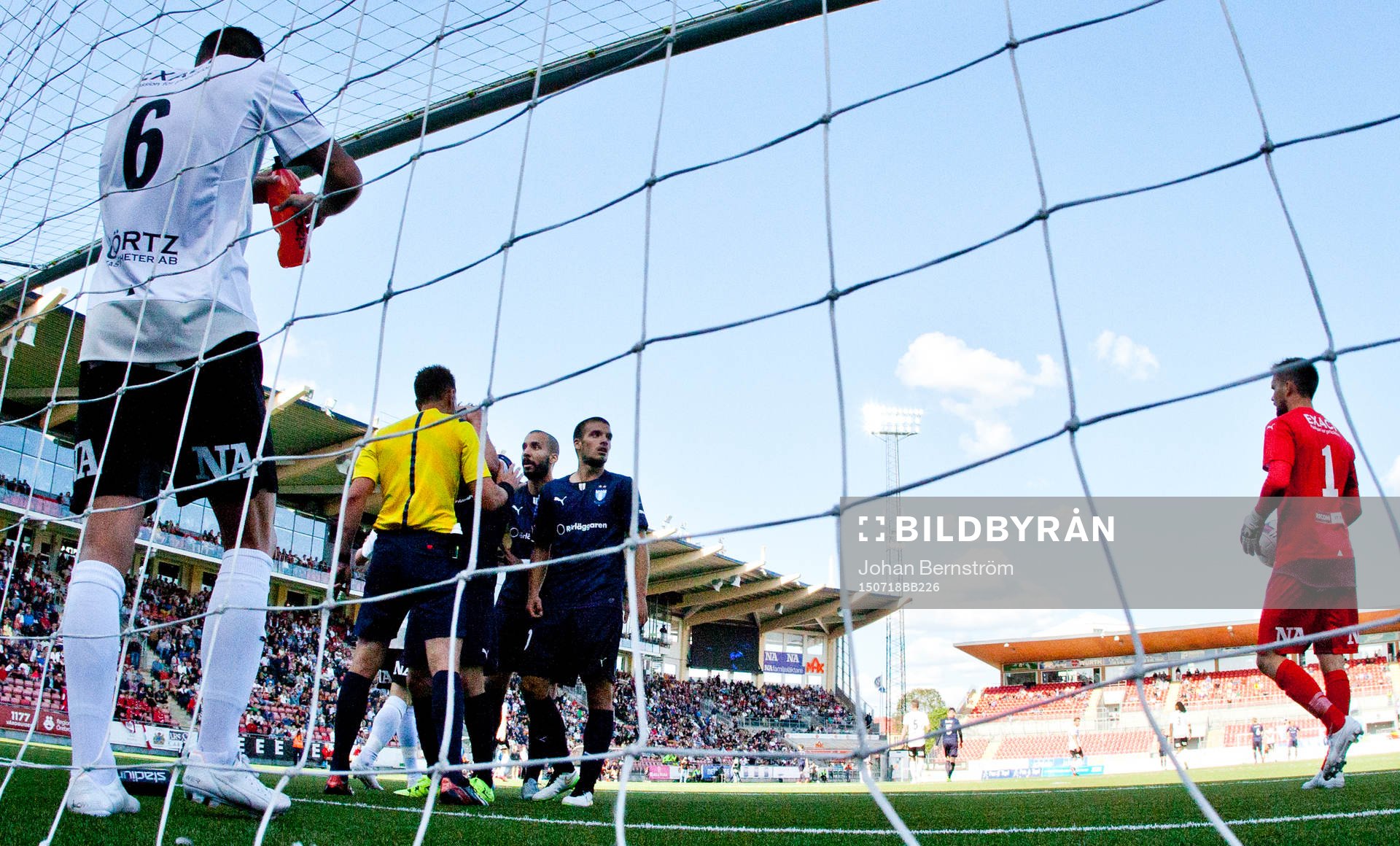 Domaren dömer bort Malmös 1-2 mål som Markus Rosenberg