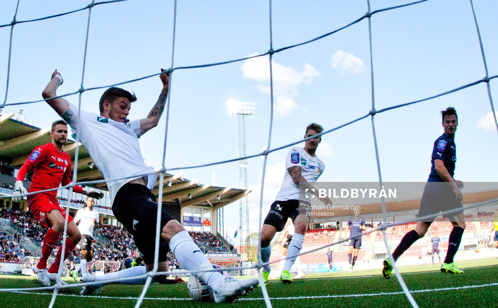 Domaren dömer bort Malmös 1-2 mål som Markus Rosenberg