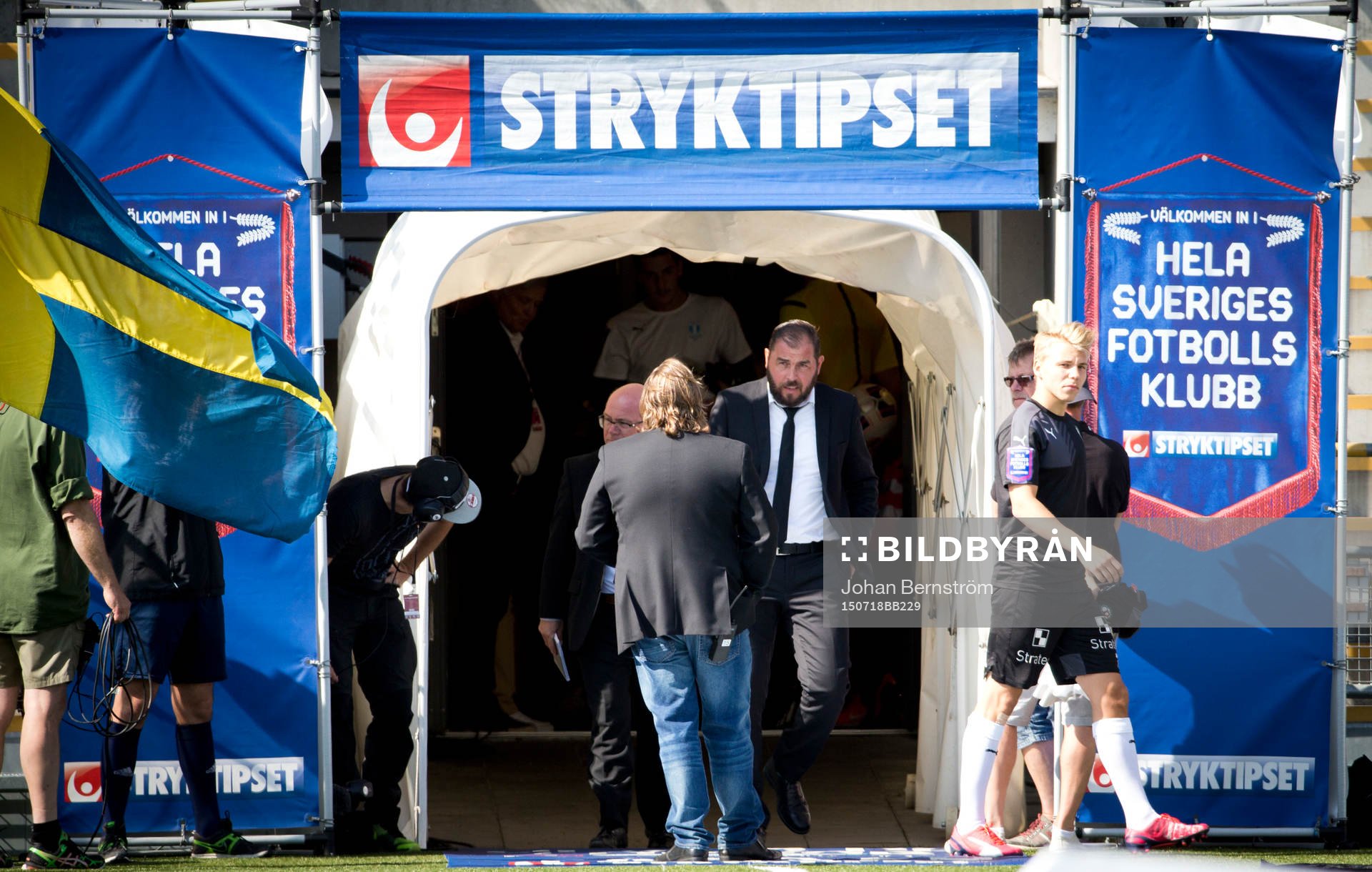 Örebros tränare Alexander Axén på väg ut till matchen