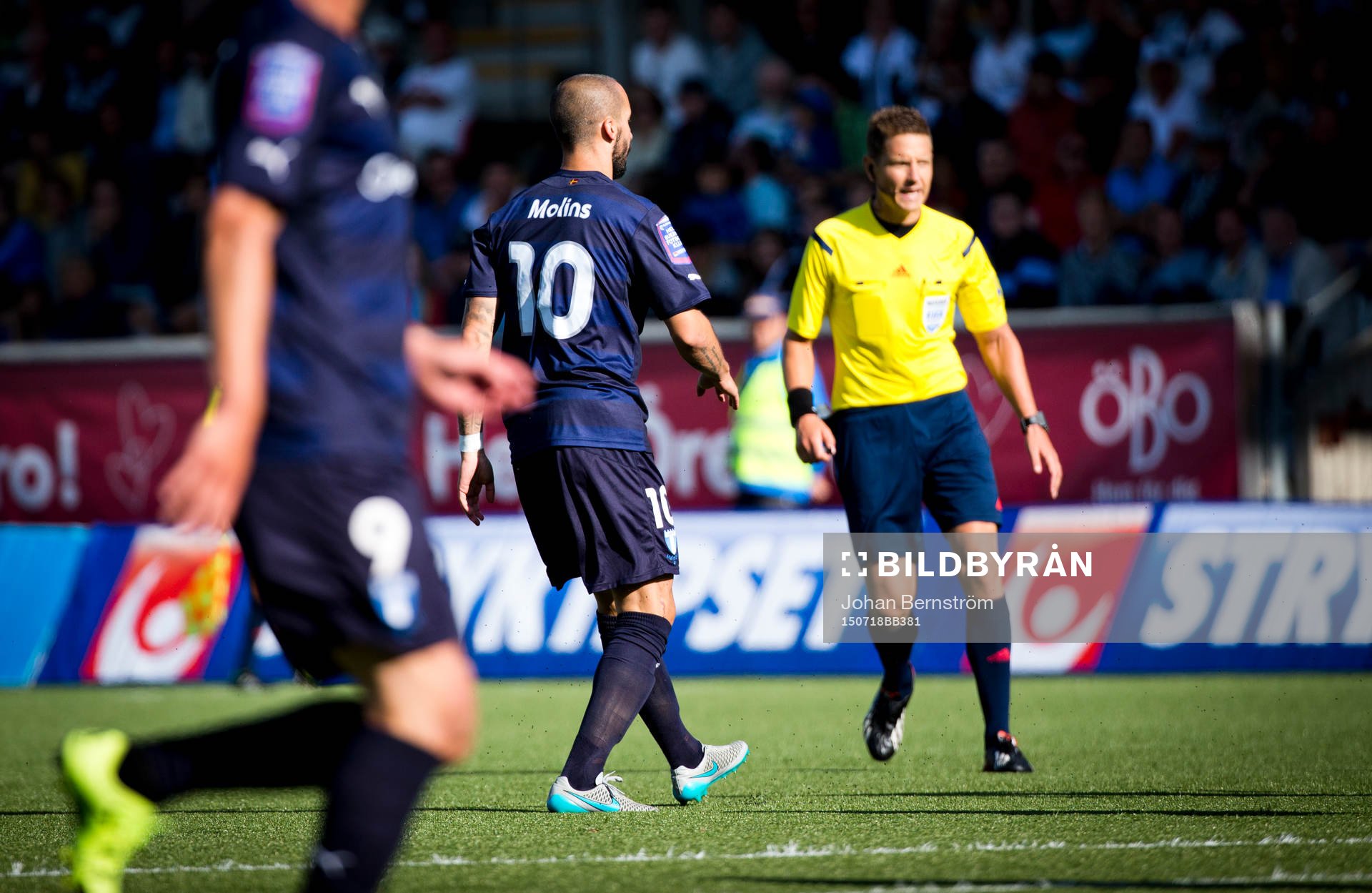 Malmö FFs Guillermo Molins och huvuddomaren Martin