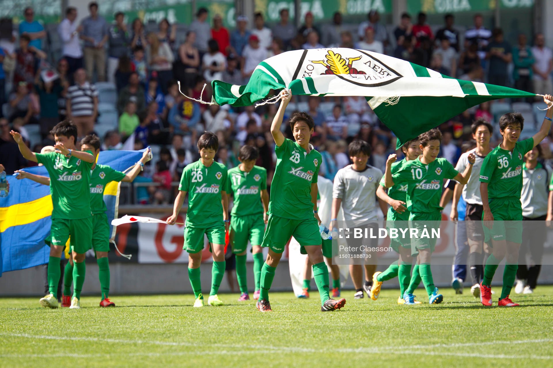 Fotboll, Gothia Cup, Tipselit Trophy: Tokyo Verdy från Japan firar segern i 16-årsklassen på Gamla Ullevi i Göteborg. 