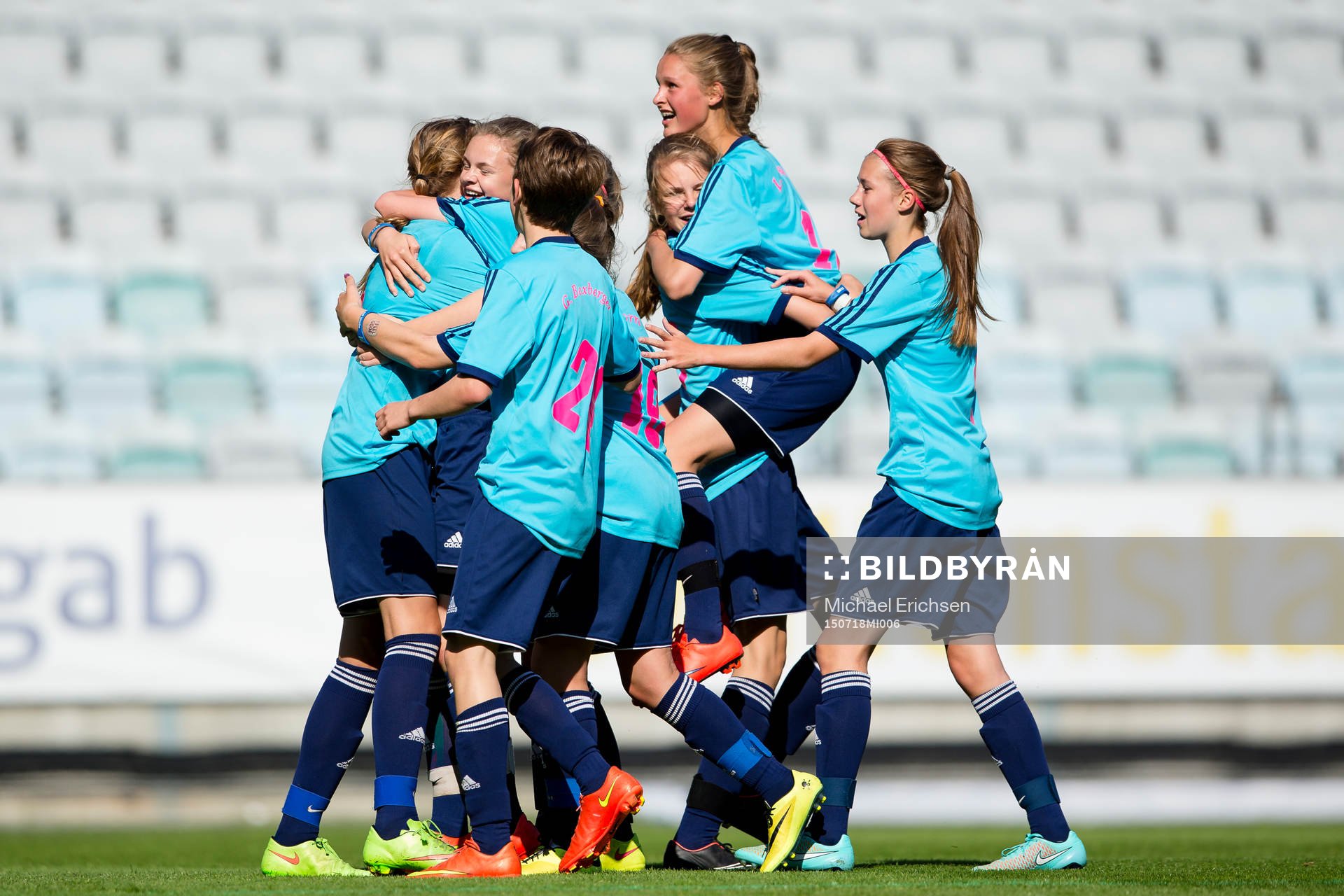 KFV Segebergs Joana Kniesel omfamnas