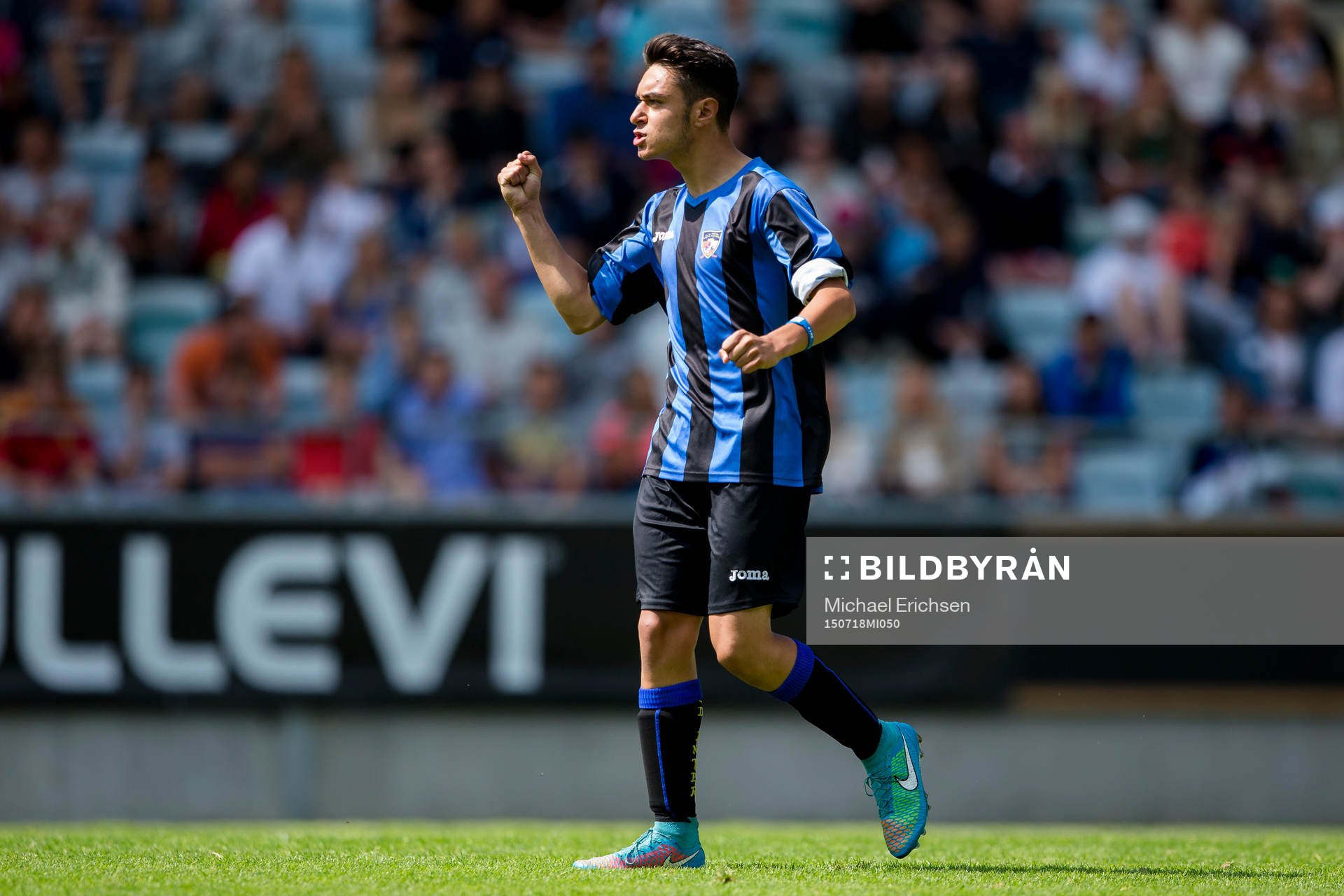 En CD Inter Vista Alegre spelare jublar