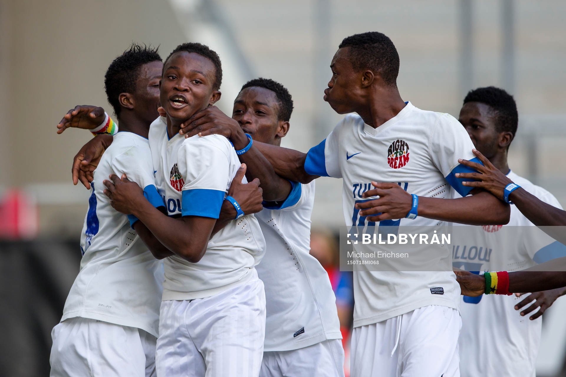 Right To Dreams Isaac Atanga omfamnas av jublande lagkamrater efter att ha gjort matchavgörande 2-1 målet under B17E-finalen i Gothia Cup mellan Right To Dream och Kalmar FF den 18 juli 2015 i Göteborg