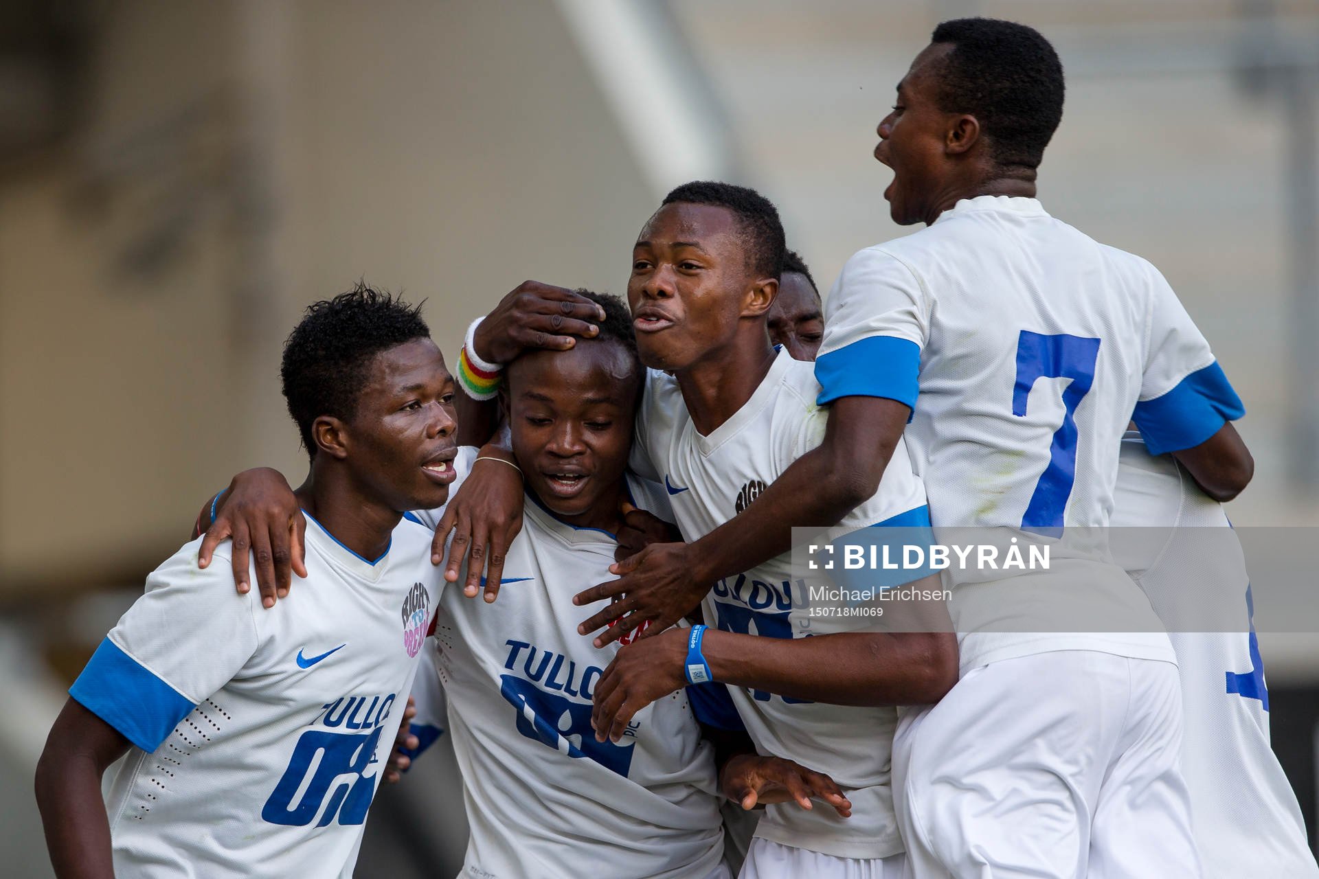 Right To Dreams Isaac Atanga omfamnas av jublande lagkamrater efter att ha gjort matchavgörande 2-1 målet under B17E-finalen i Gothia Cup mellan Right To Dream och Kalmar FF den 18 juli 2015 i Göteborg