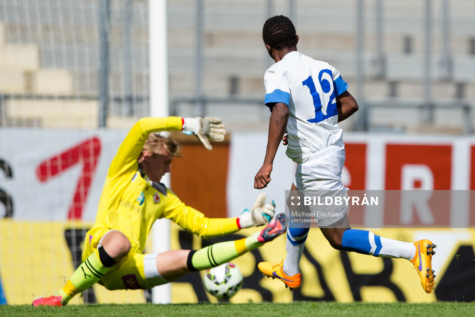 Right To Dreams Isaac Atanga skjuter avgörande 2-1 målet under B17E-finalen i Gothia Cup mellan Right To Dream och Kalmar FF den 18 juli 2015 i Göteborg