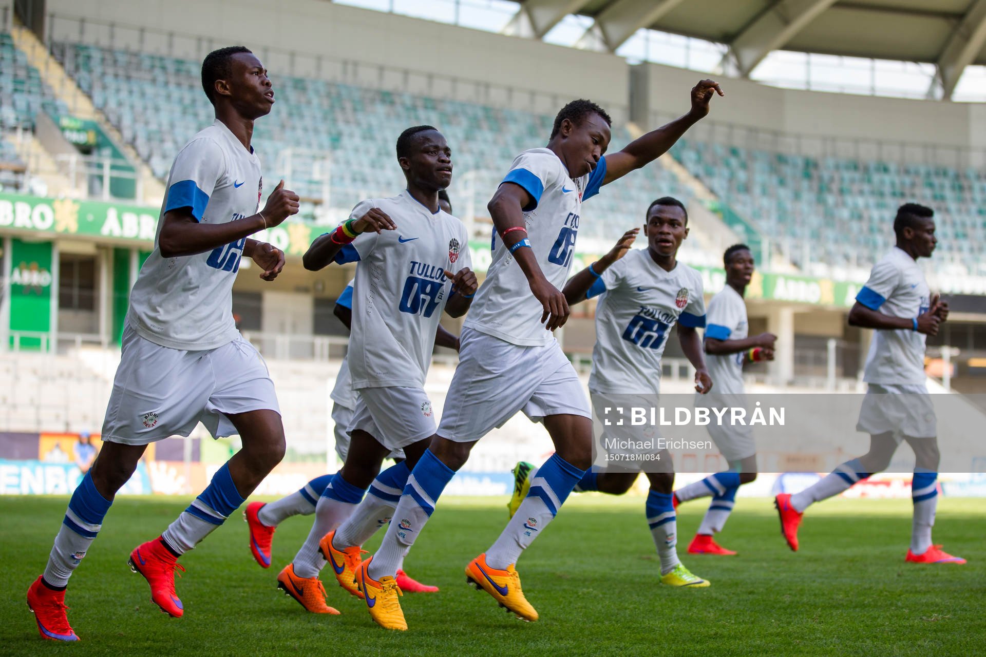 Right To Dreams Isaac Atanga ihop med jublande lagkamrater efter att ha gjort matchavgörande 2-1 målet under B17E-finalen i Gothia Cup mellan Right To Dream och Kalmar FF den 18 juli 2015 i Göteborg