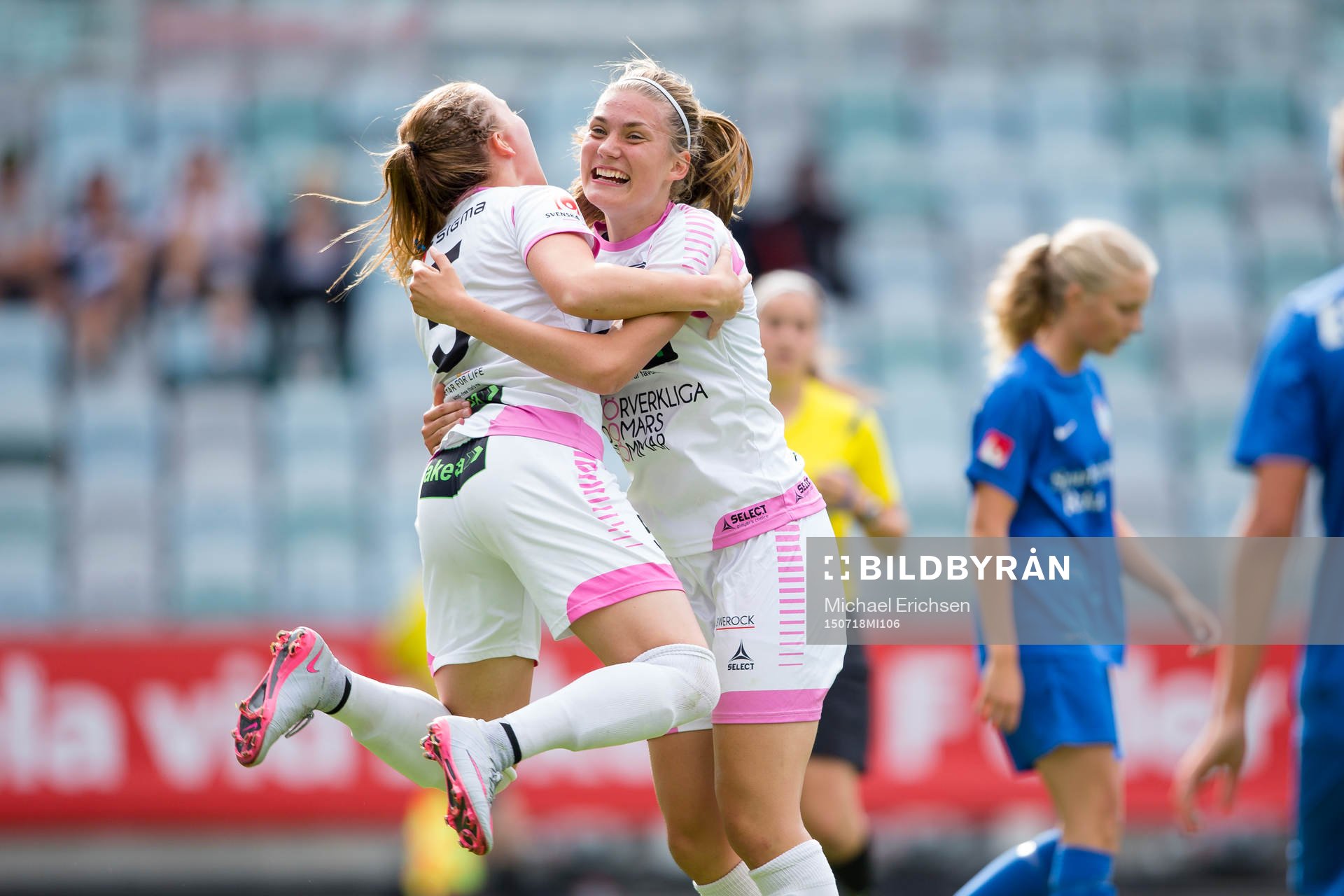 Rosengårds Hanna Lundell jublar och omfamnas efter att ha gjort 4-0 under G17E-finalen i Gothia Cup mellan FC Rosengård och Eskilsuna United DFF den 18 juli 2015 i Göteborg