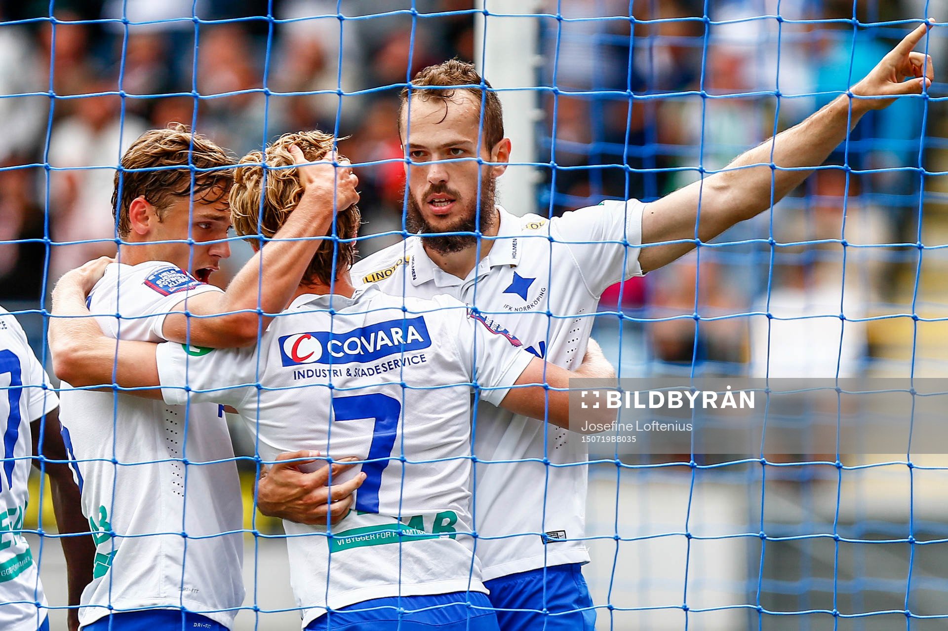 Norrköpings Linus Wahlqvist och Emir Kujovic firar att Alexander Fransson kvitterat till 2-2 under fotbollsmatchen i Allsvenskan mellan Norrköping och IFK Göteborg den 19 juli 2015 i Norrköping.