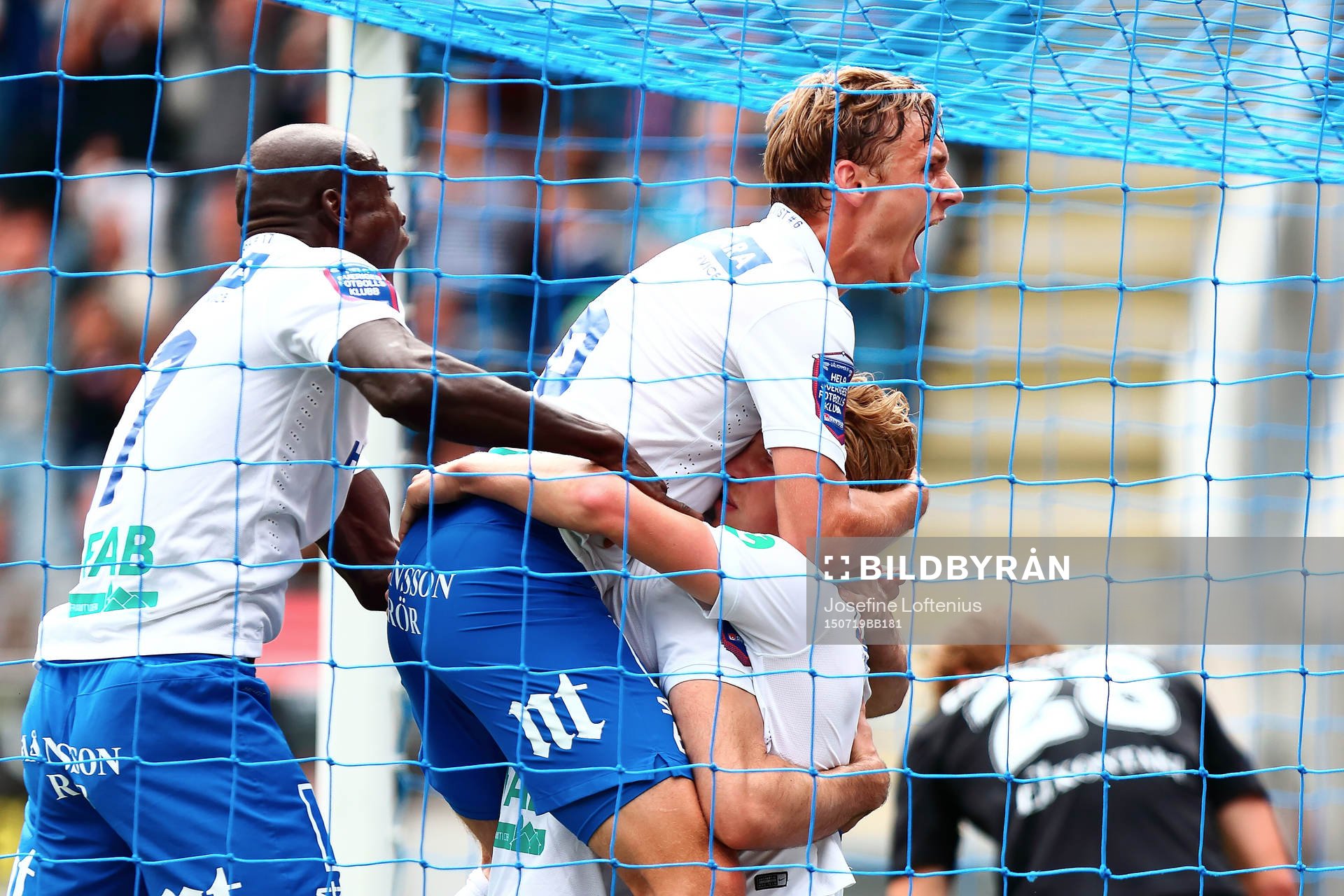 Norrköpings Linus Wahlqvist och Alhaji Kamara kramar om målgörare Alexander Fransson efter 2-2-målet under fotbollsmatchen i Allsvenskan mellan Norrköping och IFK Göteborg den 19 juli 2015 i Norrköping.