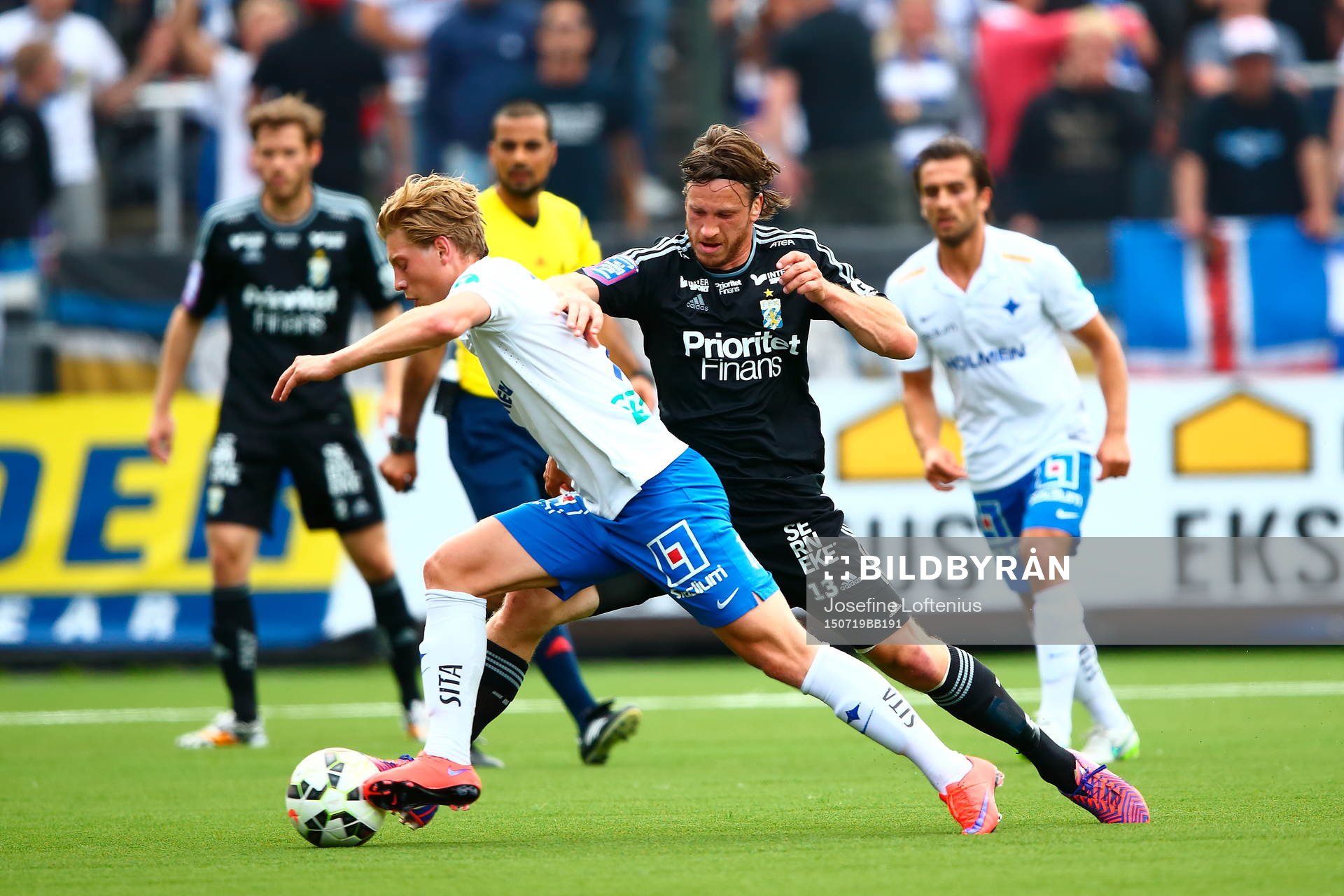 Norrköpings Alexander Fransson i närkamp med IFK Göteborgs Gustav Svensson under fotbollsmatchen i Allsvenskan mellan Norrköping och IFK Göteborg den 19 juli 2015 i Norrköping.