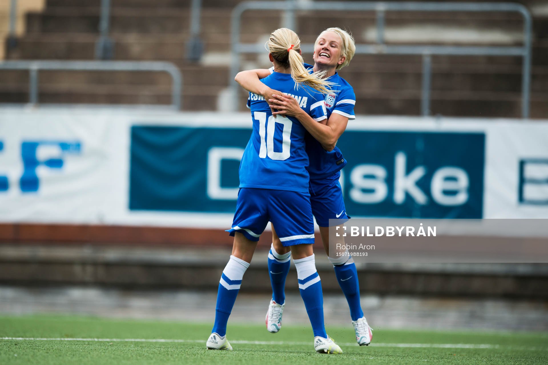 Eskilstunas Eskilstuna Olivia Schough omfamnas av