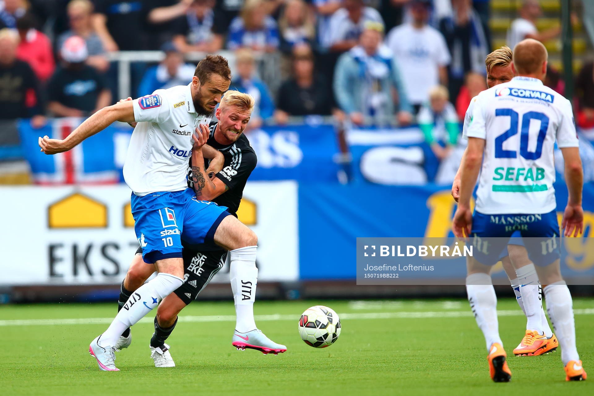 IFK Göteborgs Sebastian Eriksson försöker stoppa