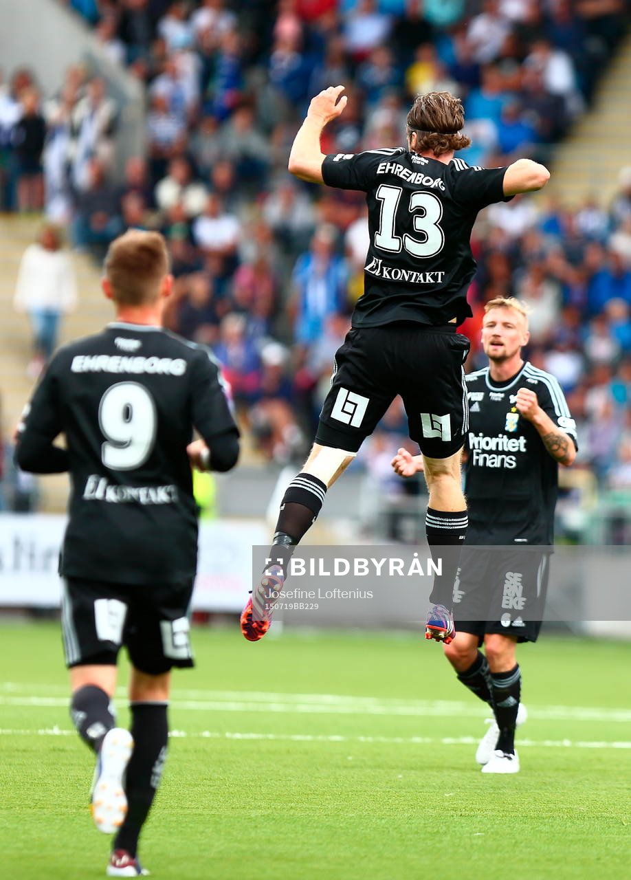 IFK Göteborgs Gustav Svensson och Sebastian Eriksson firar