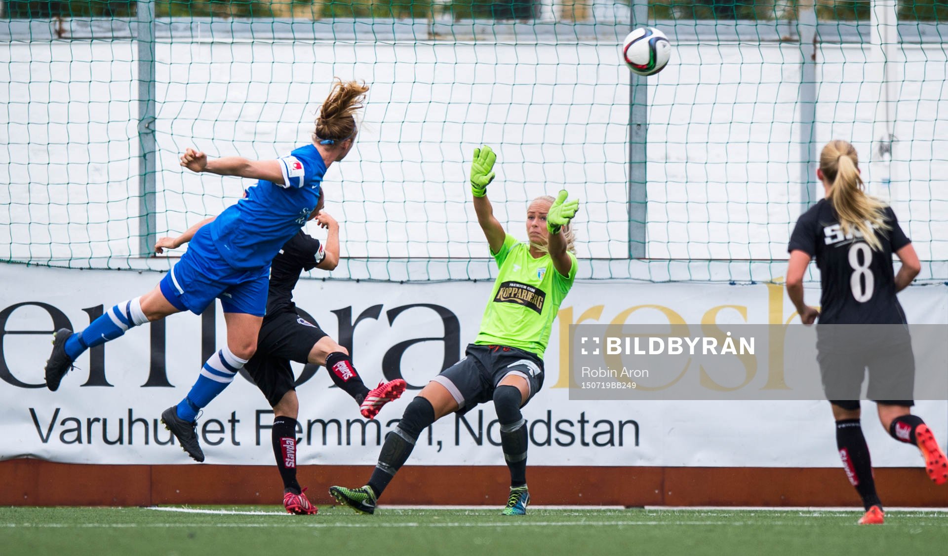 Eskilstunas Louise Quinn nickar in 1-2 bakom Göteborgs
