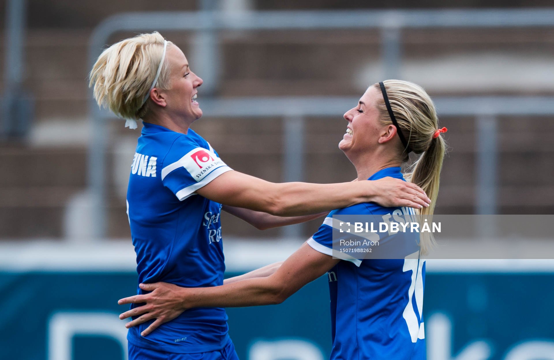Eskilstuna Olivia Schough omfamnas av Petra Larsson