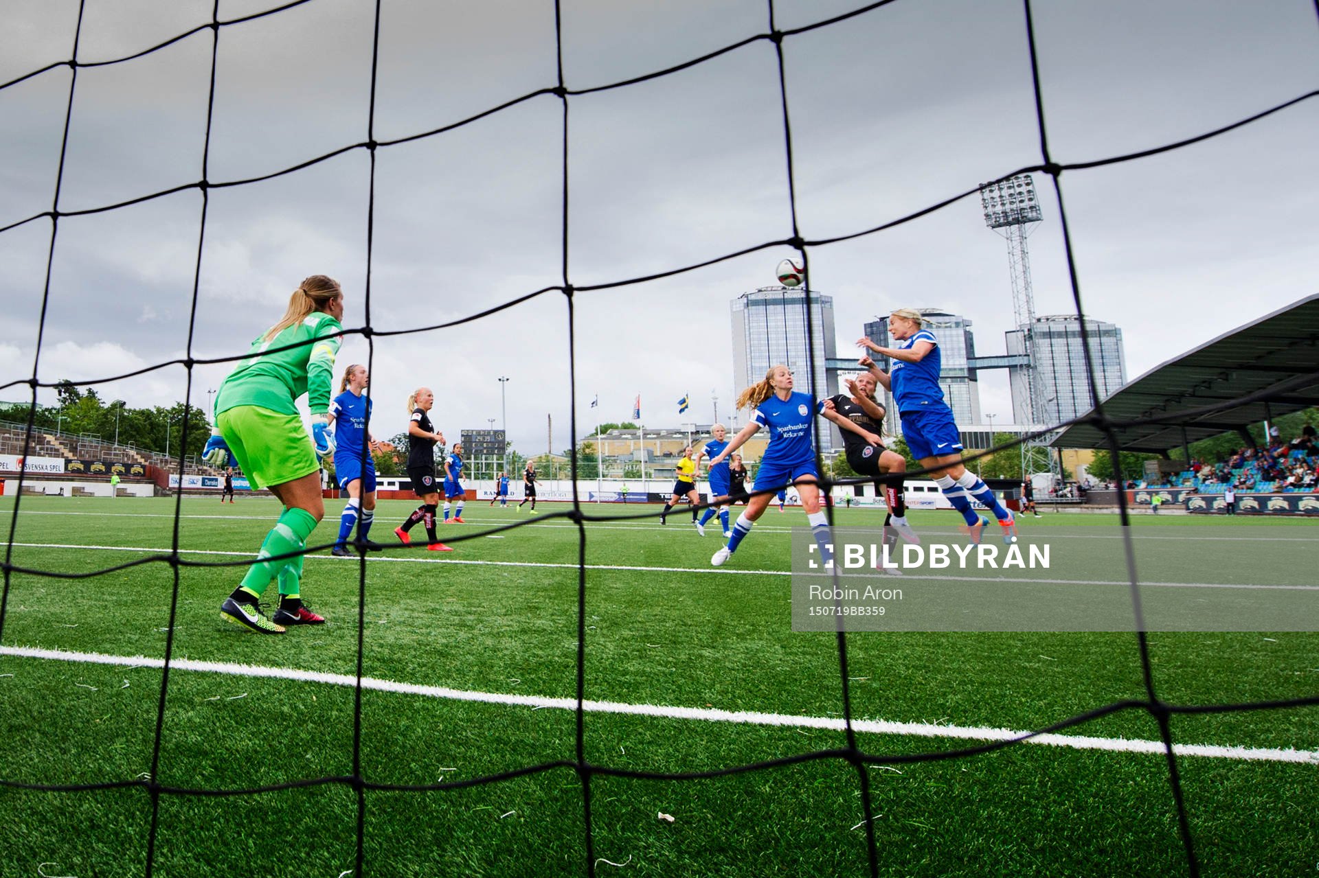 Göteborgs Lieke Martens missar målchansen Eskilstunas Kim