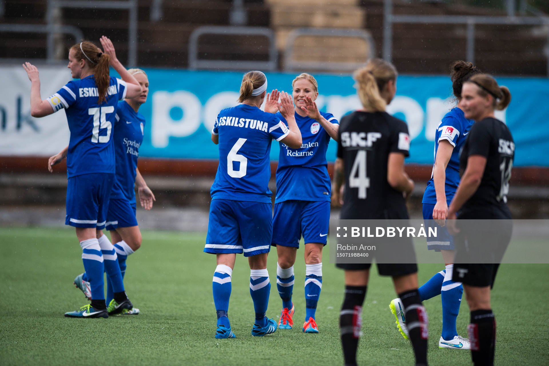 Eskilstuna Annica Svensson och Sara Thunebro jublar och