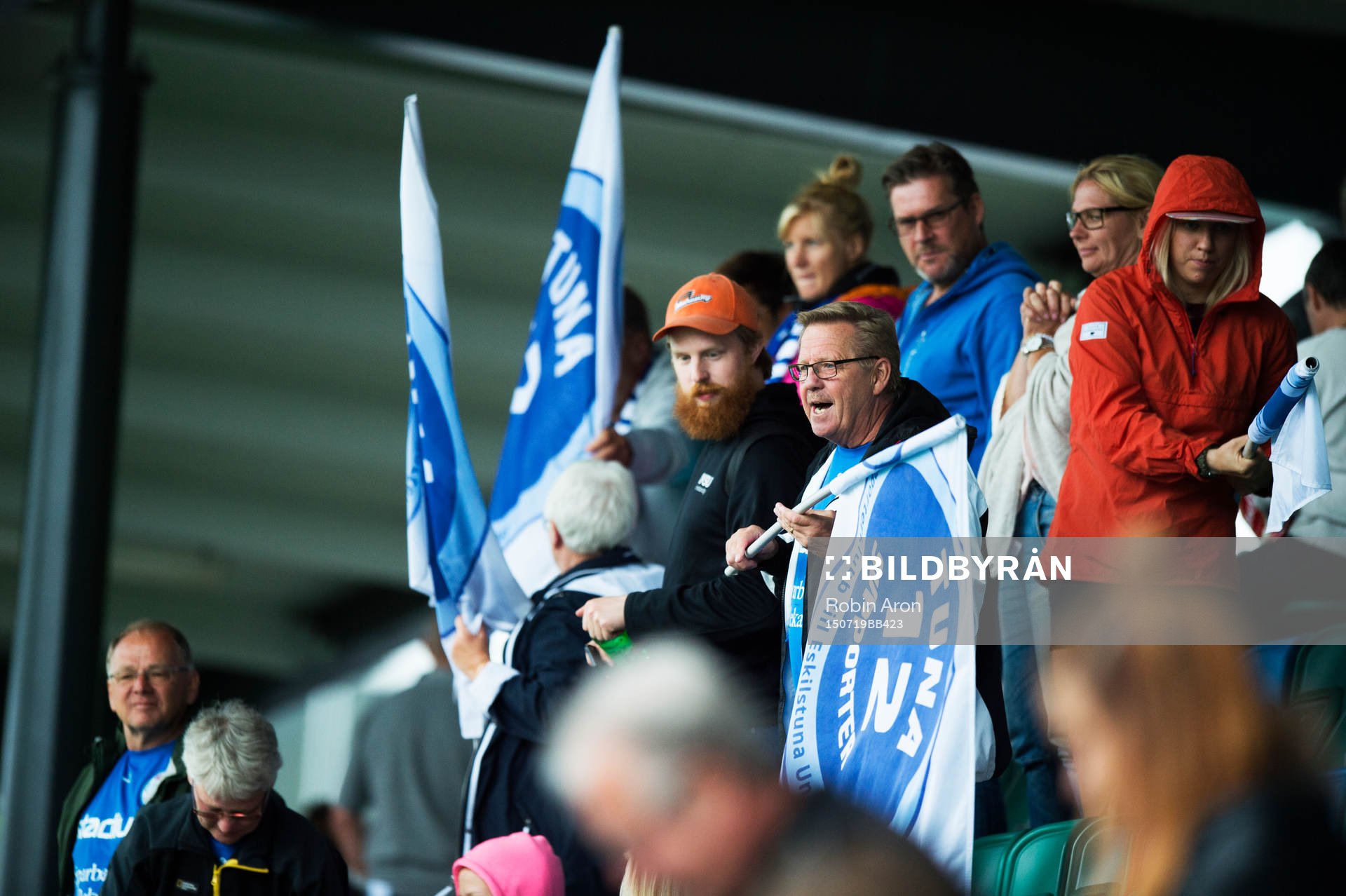 Eskilstunas fans jublar på läktaren