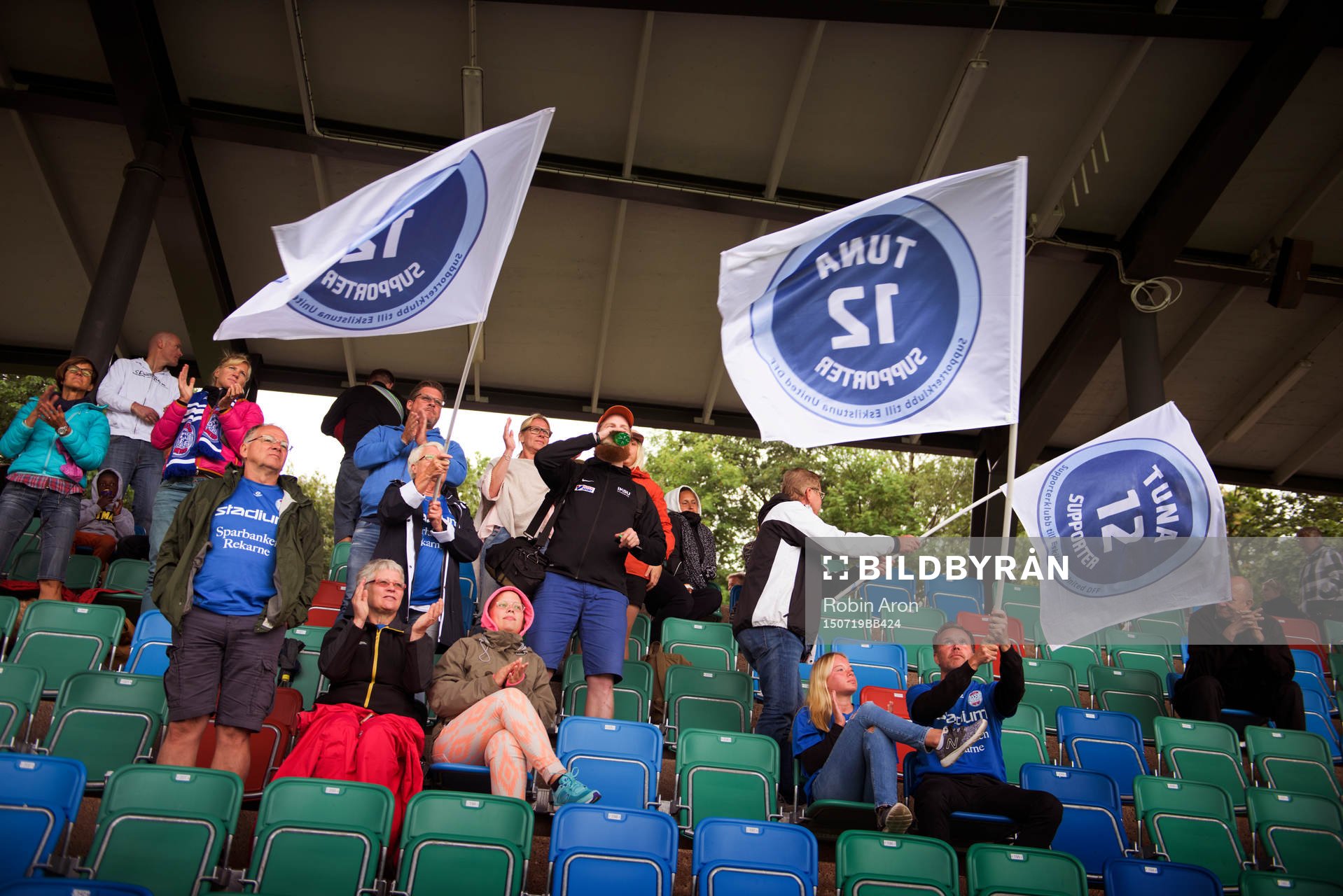 Eskilstunas fans jublar på läktaren