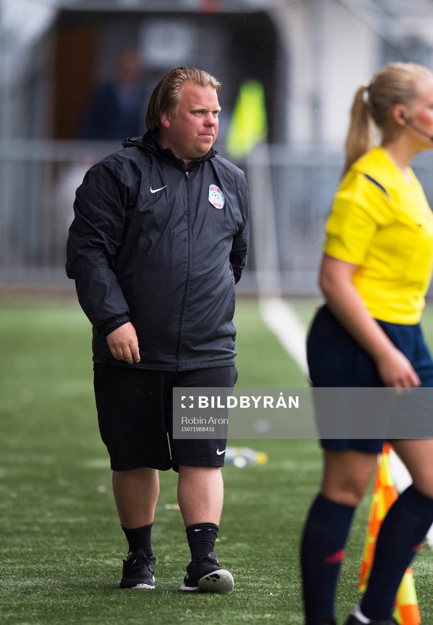 Eskilstuna tränare Viktor Eriksson under en fotbollsmatch i Damallsvenskan mellan Kopparbergs Göteborg och Eskilstuna den 19 juli 2015 i Göteborg.