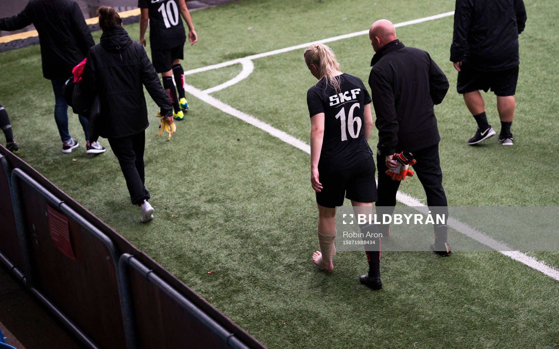 Göteborgs Arna Sif Asgrimsdottir lämnar planen haltandes